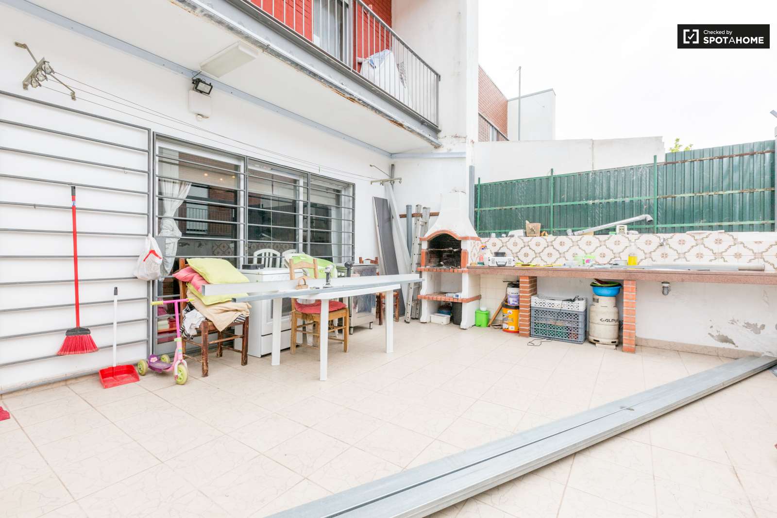 Twin Beds in Rooms for rent in 3-bedroom apartment in Lumiar