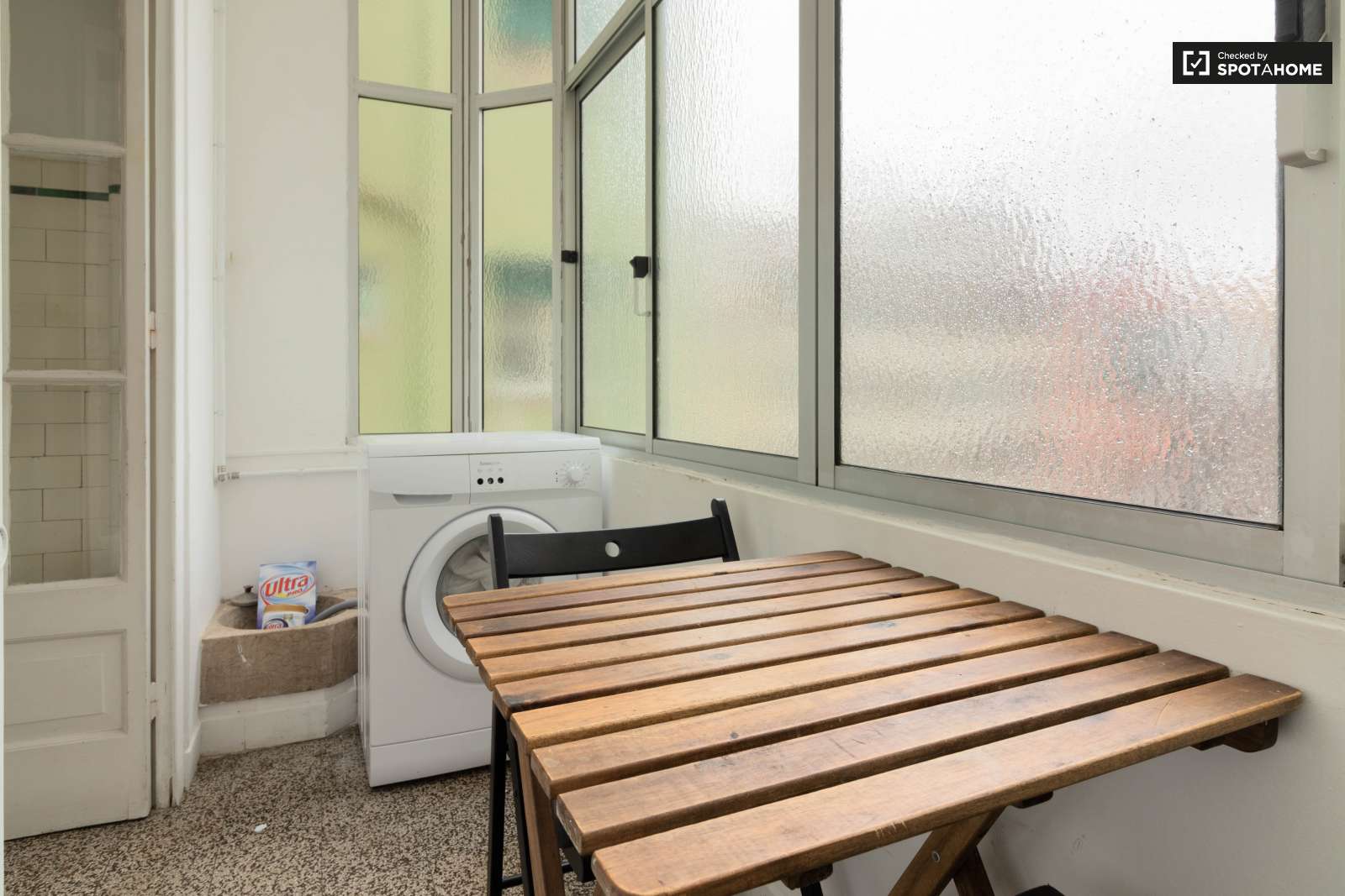 Double bed in Rooms for rent in spacious 5-bedroom apartment in Arroios