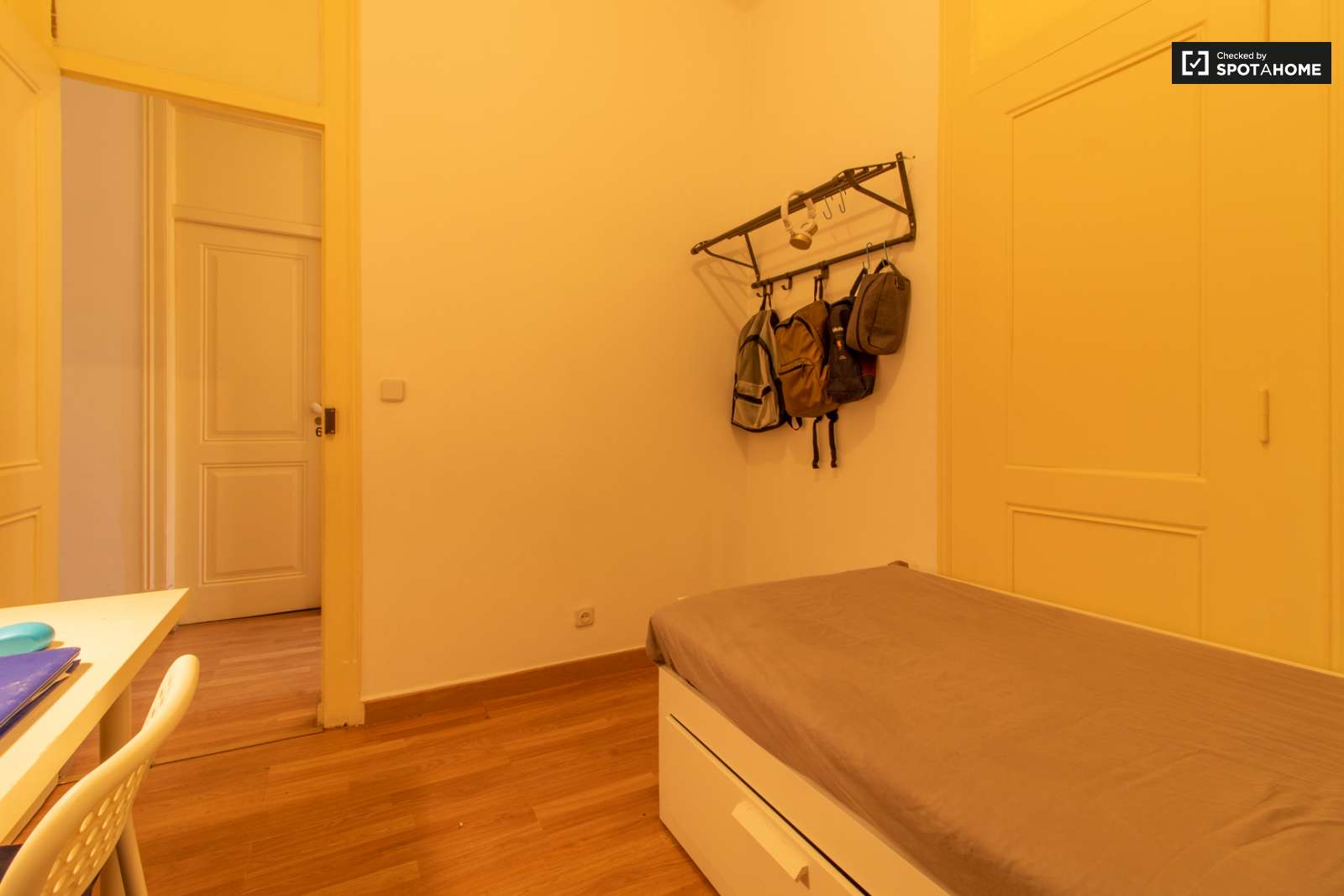 Double bed in Spacious rooms for rent in 6-bedroom apartment in Arroios