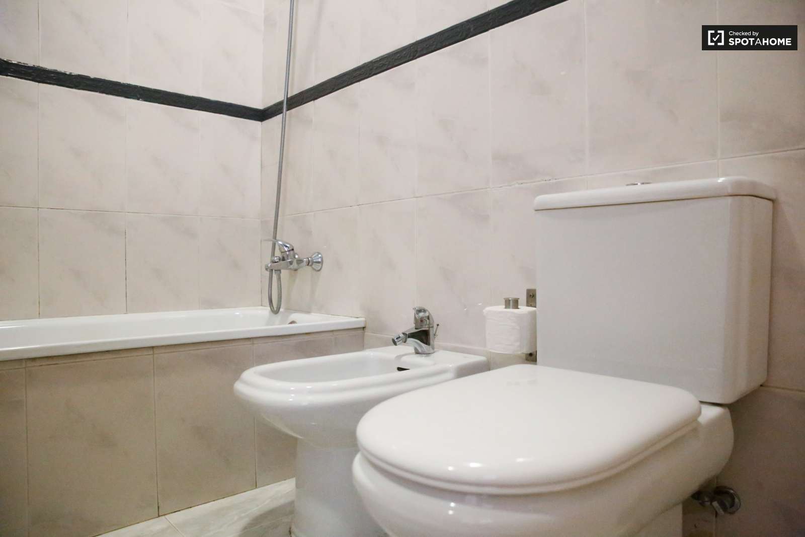 Excellent 3-bedroom apartment for rent near Feira da Ladra in Graça