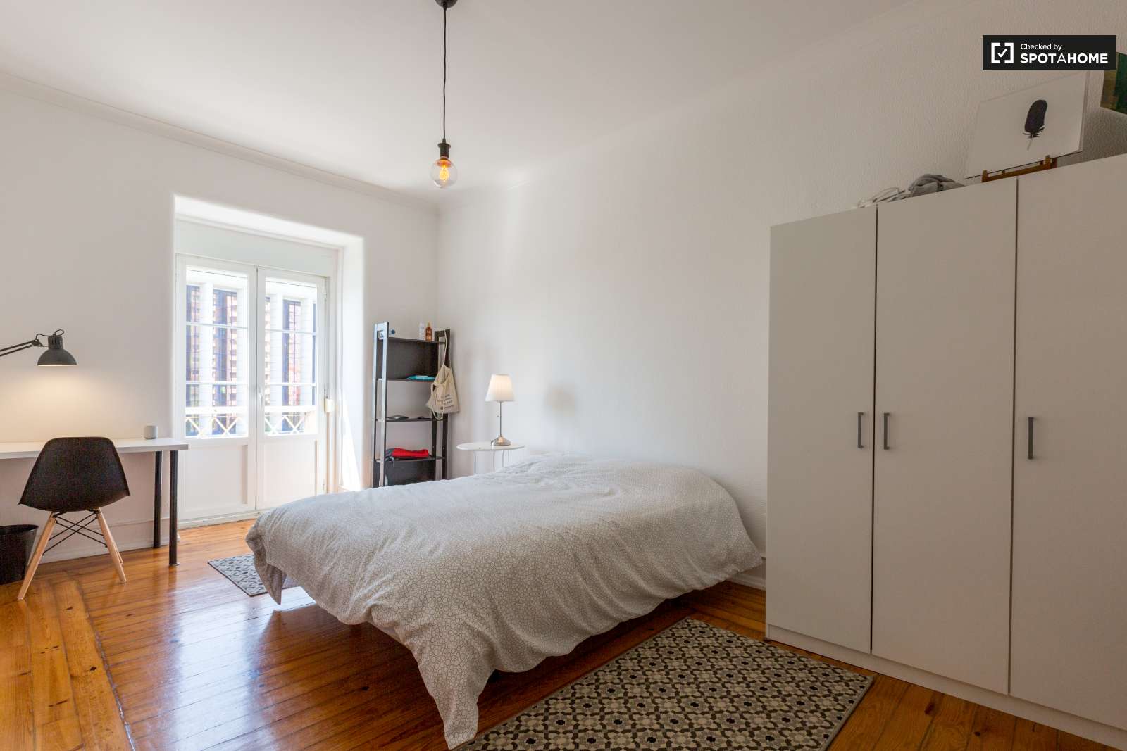 Double bed in Rooms for rent in beautiful 6-bedroom apartment near Roma-Areeiro train station