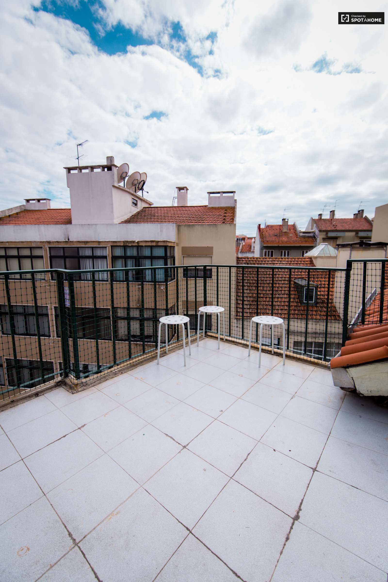 Single Bed in Rooms for rent in 6-bedroom apartment in Alcântara