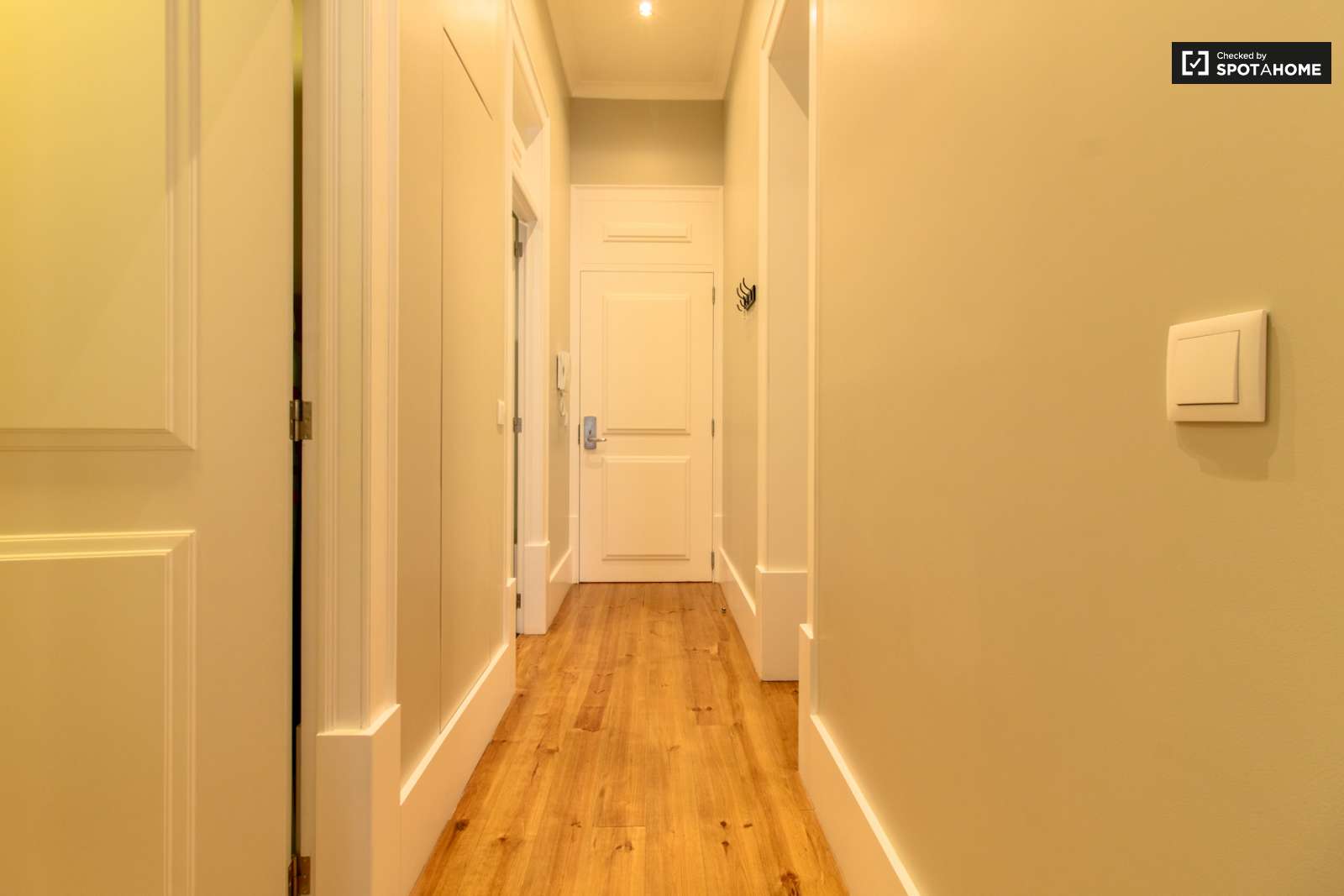 Sleek 2-bedroom apartment with balconies and AC for rent in Cais do Sodré