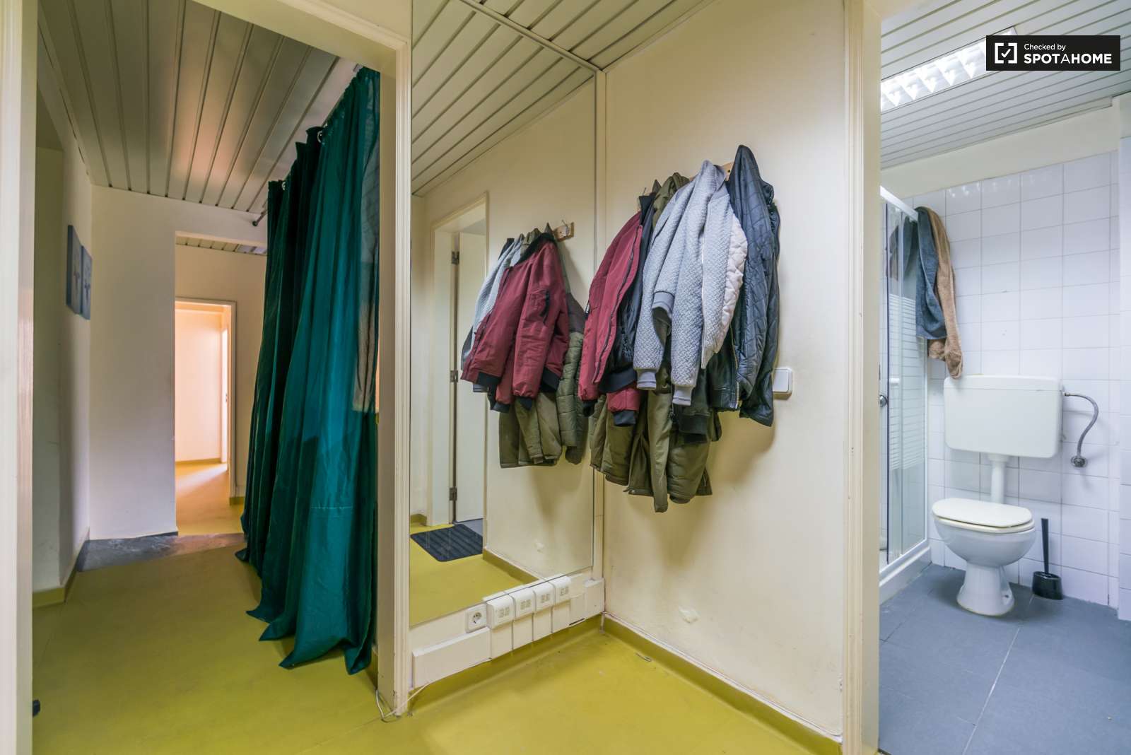 Double bed in Cozy rooms for rent in flatshare in Campo de Ourique