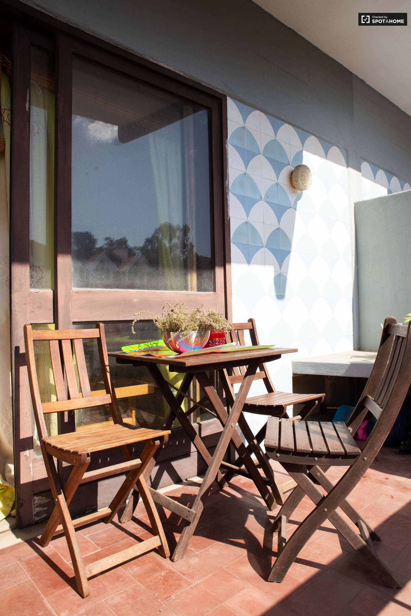 Colourful studio apartment for rent in Estoril