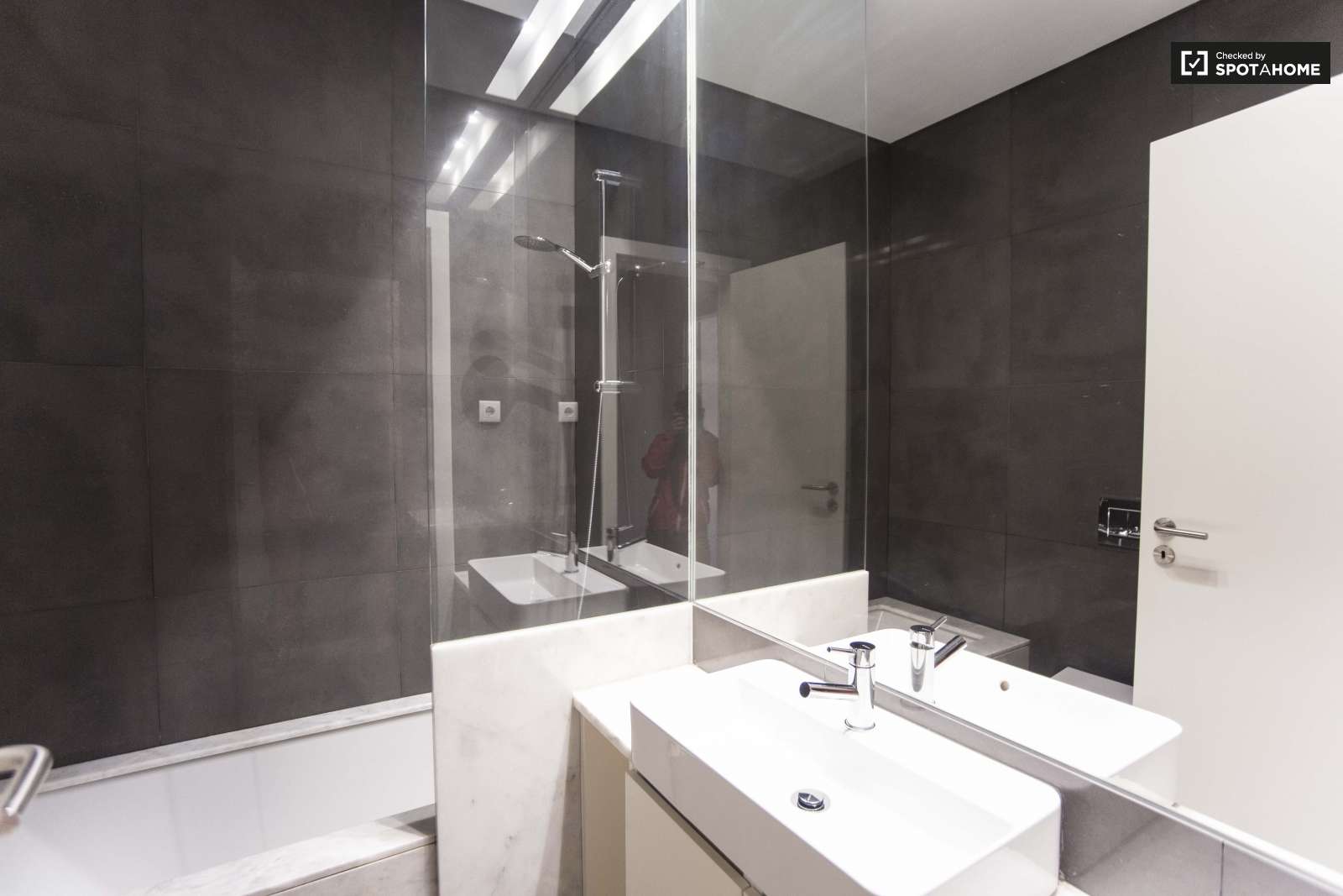 Chic 3-bedroom apartment for rent close to Feira da Ladra in Penha de França