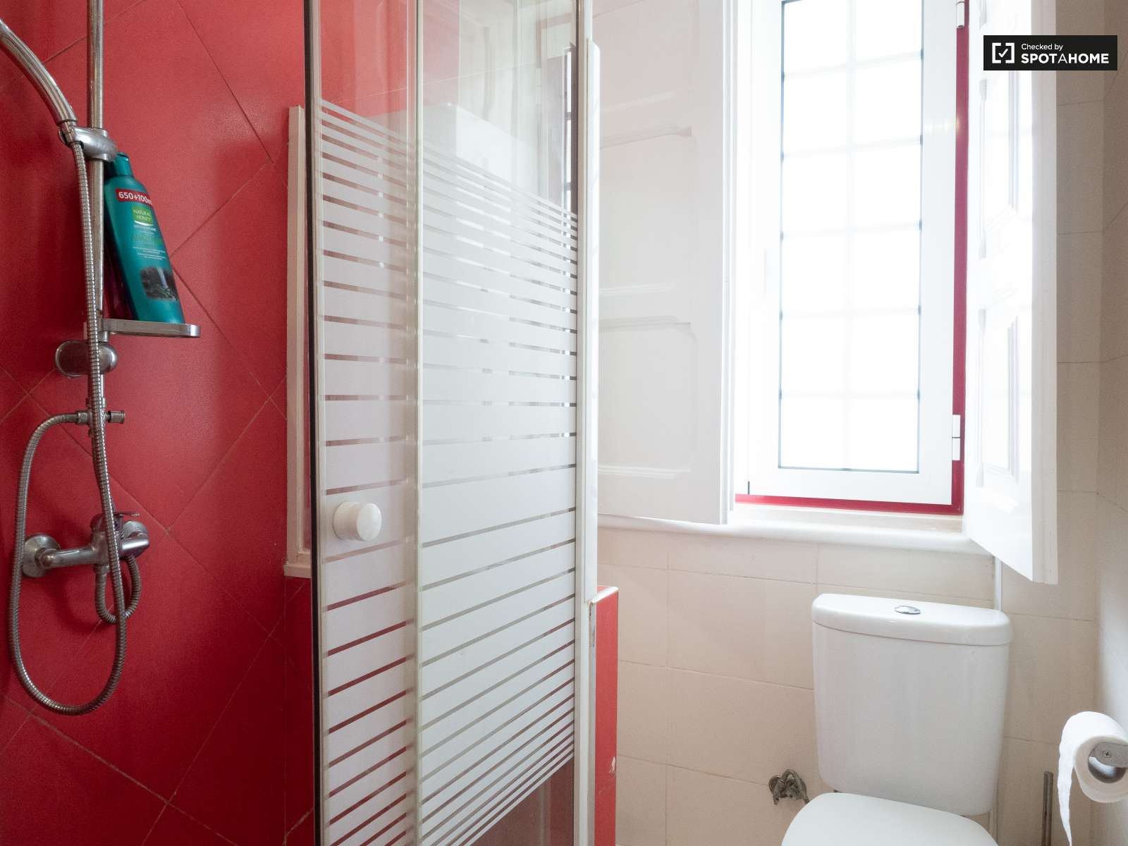 Double bed in Rooms to rent in spacious 6-bedroom house in Caparica, Lisbon