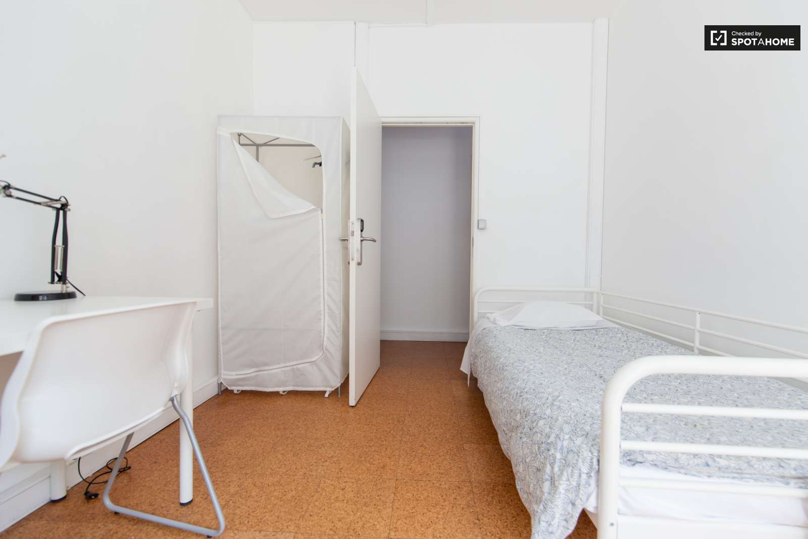 Single Bed in Furnished rooms for rent in super cool shared students residence in Avenidas Nova