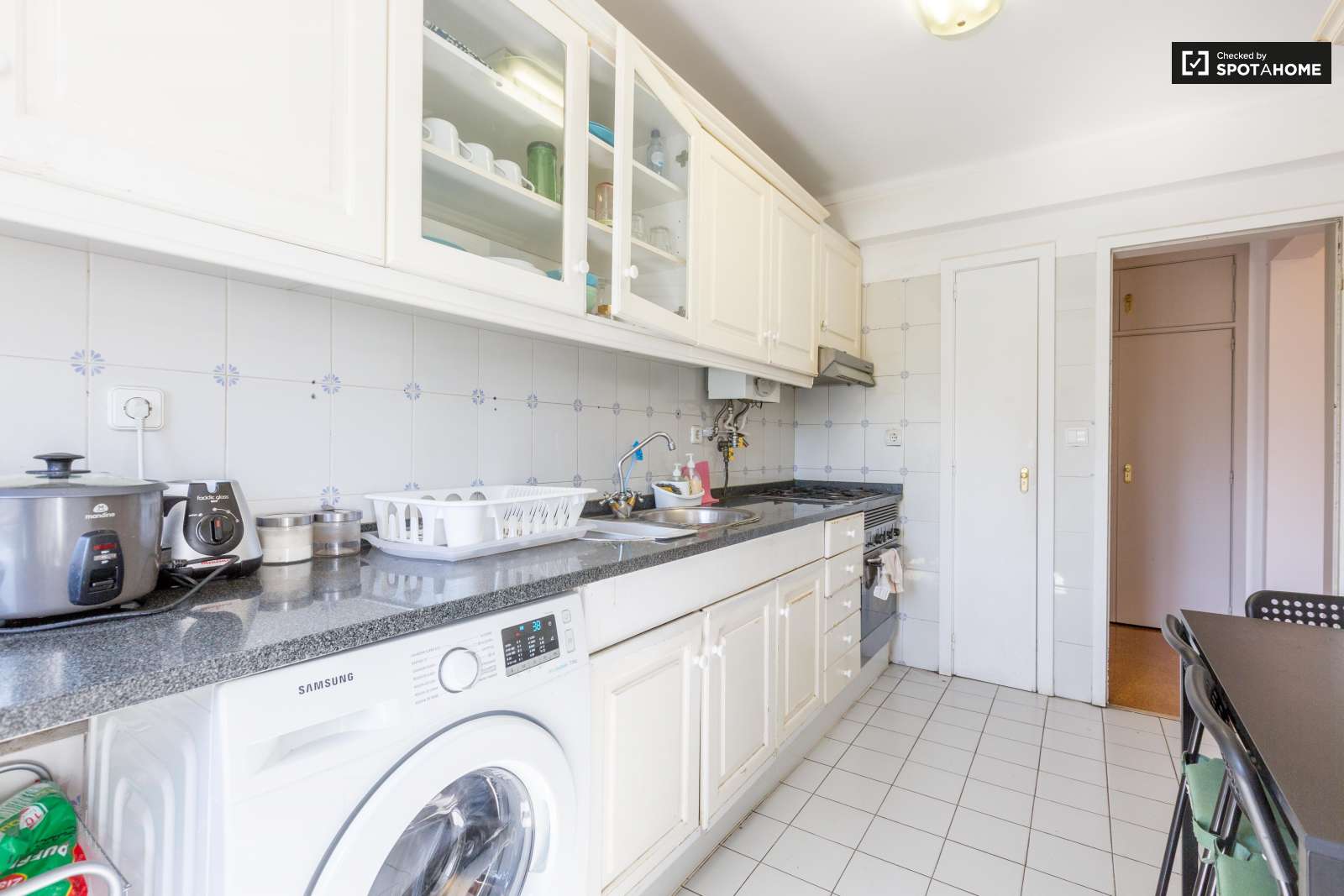 Single Bed in Rooms and beds to rent in 4-bedroom apartment near Bela Vista Park in Marvila