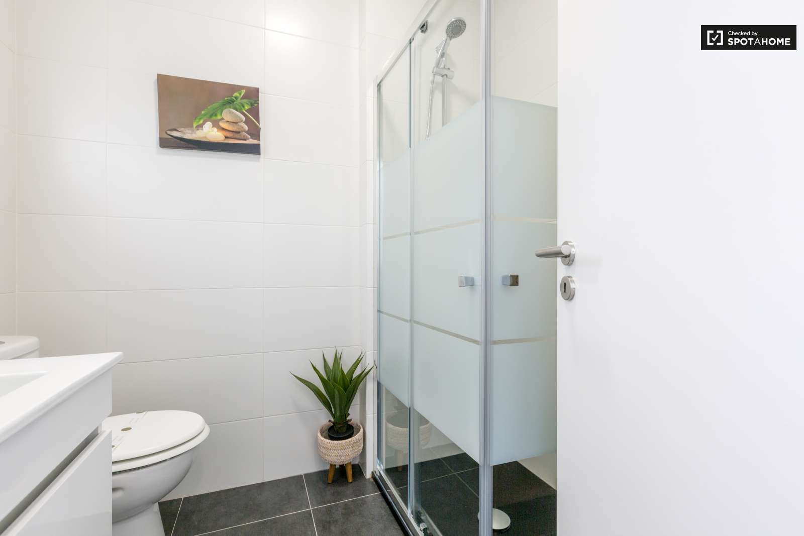 Cozy 1-bedroom apartment for rent near Metro in Olaias