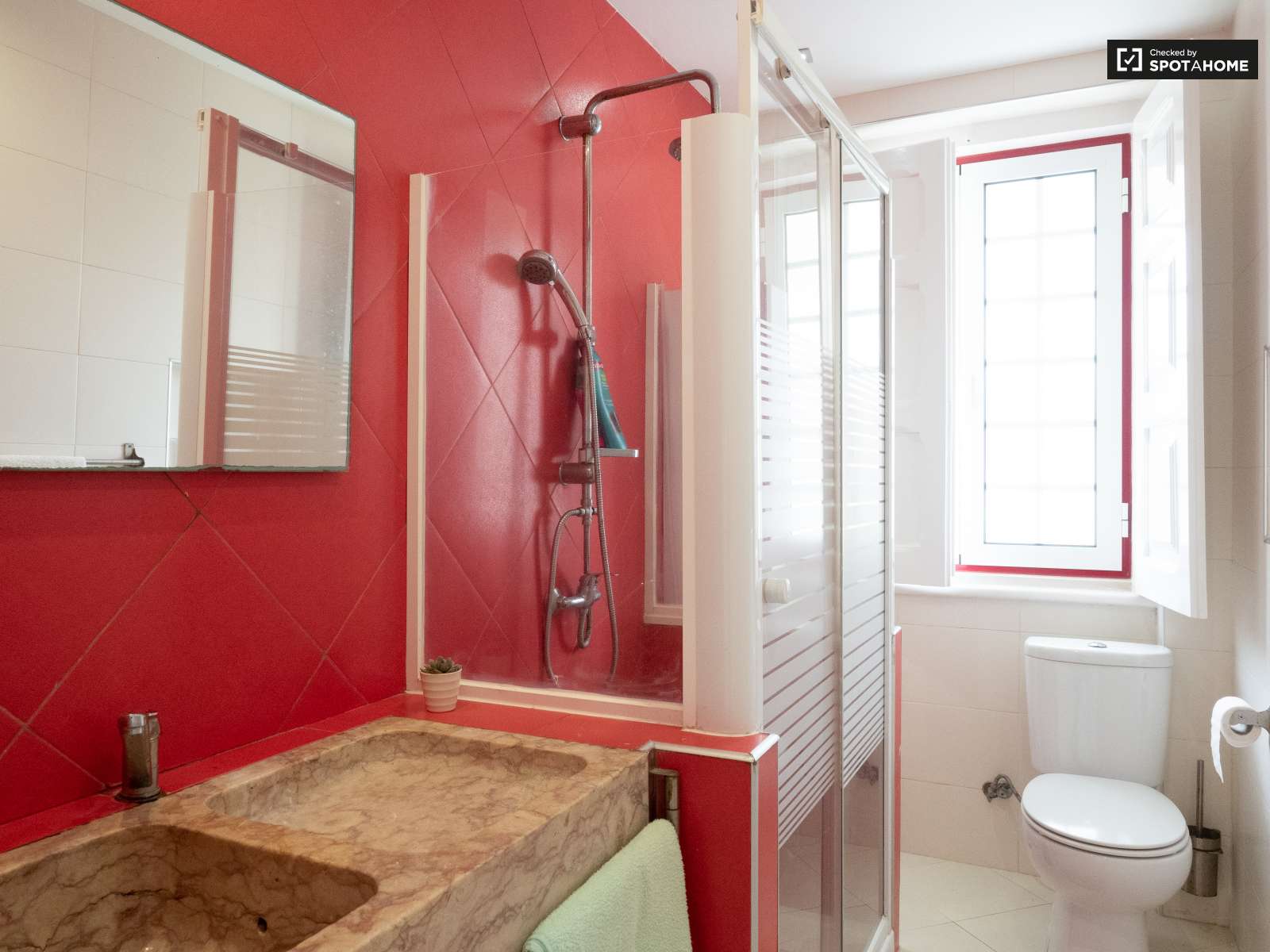 Double bed in Rooms to rent in spacious 6-bedroom house in Caparica, Lisbon