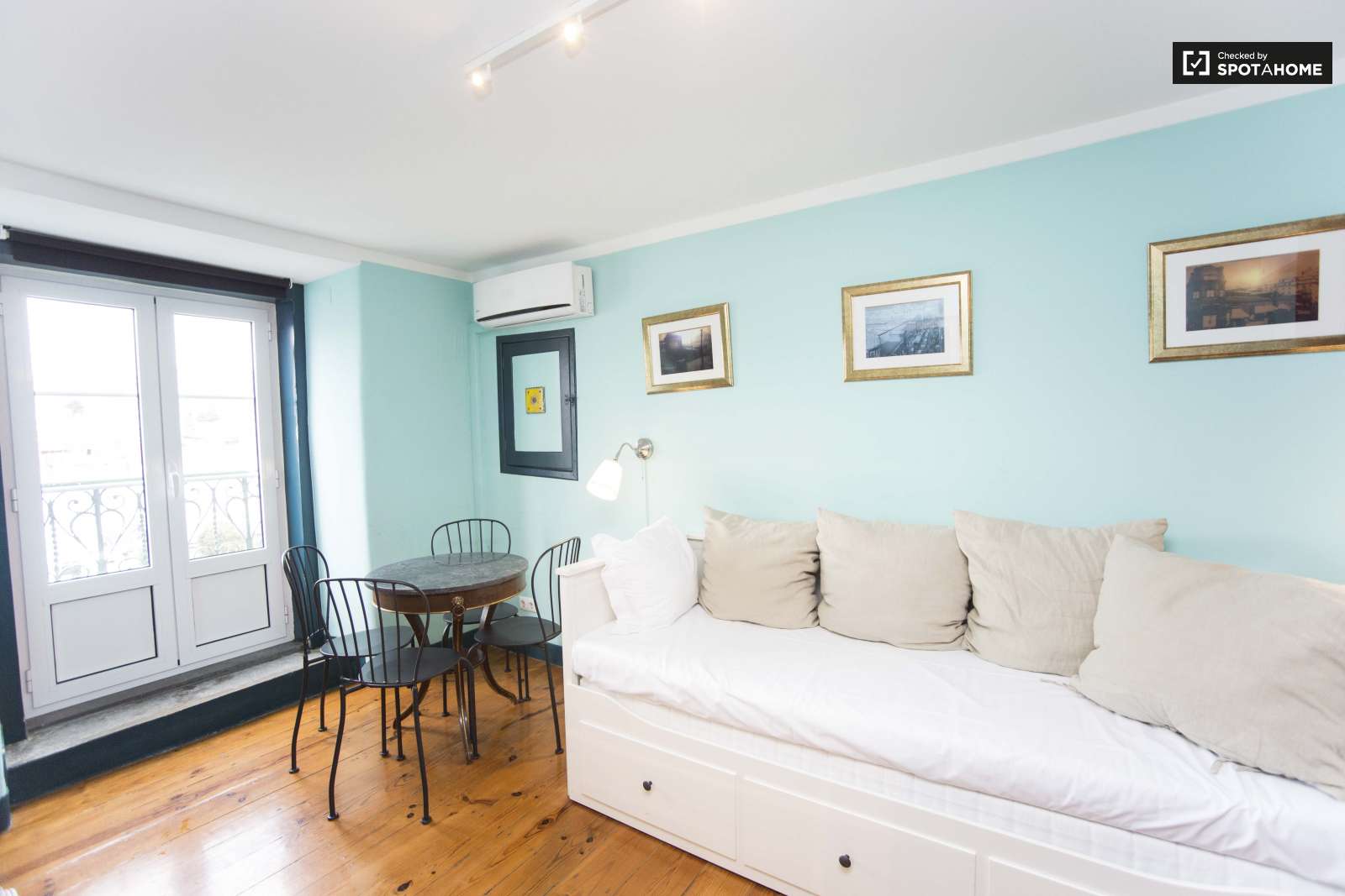 Bright studio apartment for rent close to Carmo Convent in Arroios