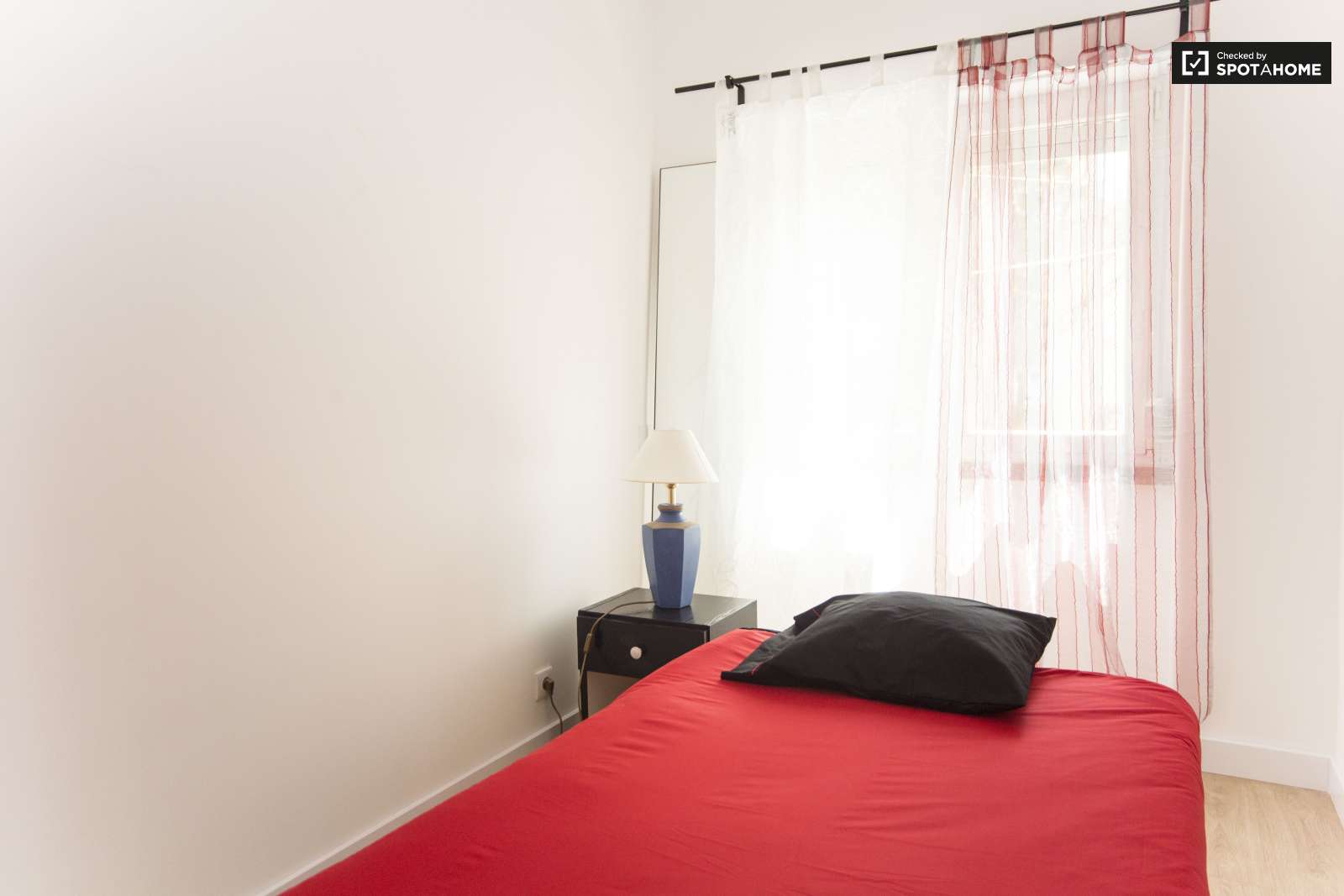 Single Bed in Bright rooms for rent in 4-bedroom apartment in Benfica