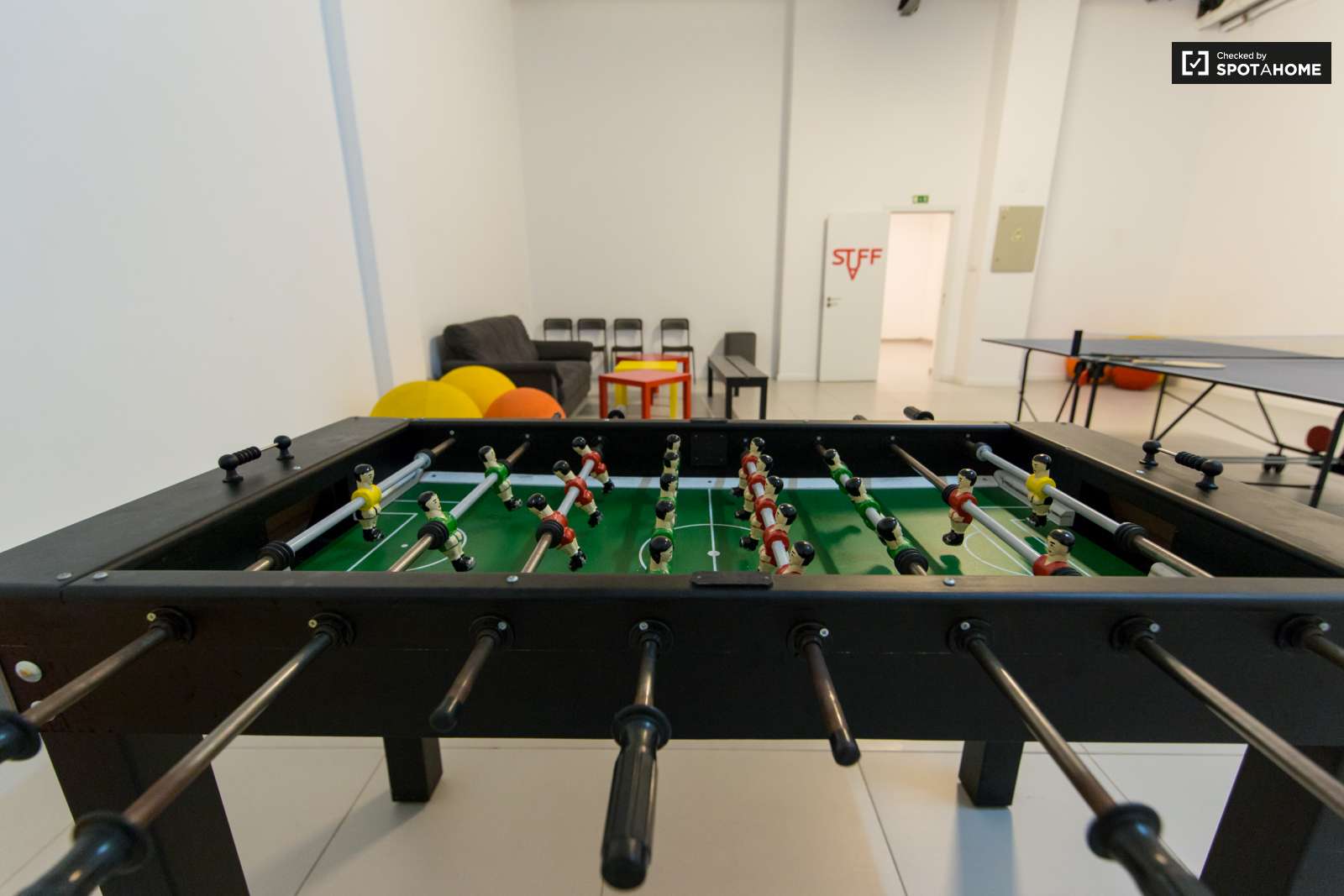 Double bed in En-suite rooms for rent in large residence in Alvalade