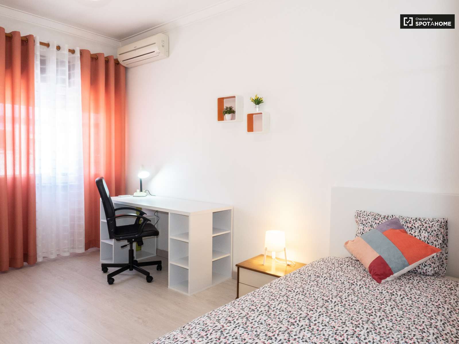 Single Bed in Rooms for rent in spacious 4-bedroom apartment in Corroios