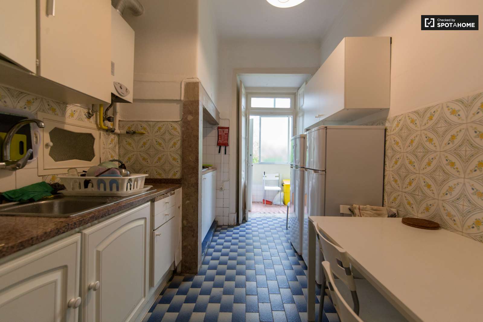 Single Bed in Modern rooms for rent in 6-bedroom apartment in Avenidas Novas