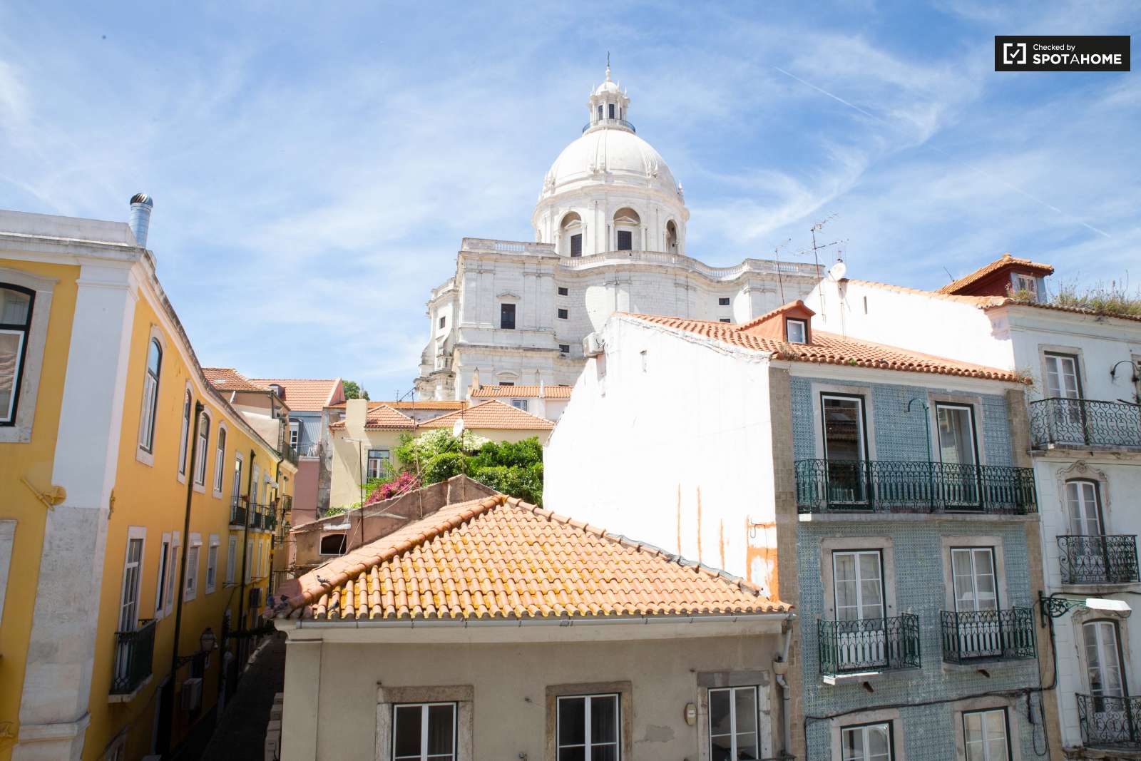 Renovated 3-bedroom apartment for rent in Graça e São Vicente