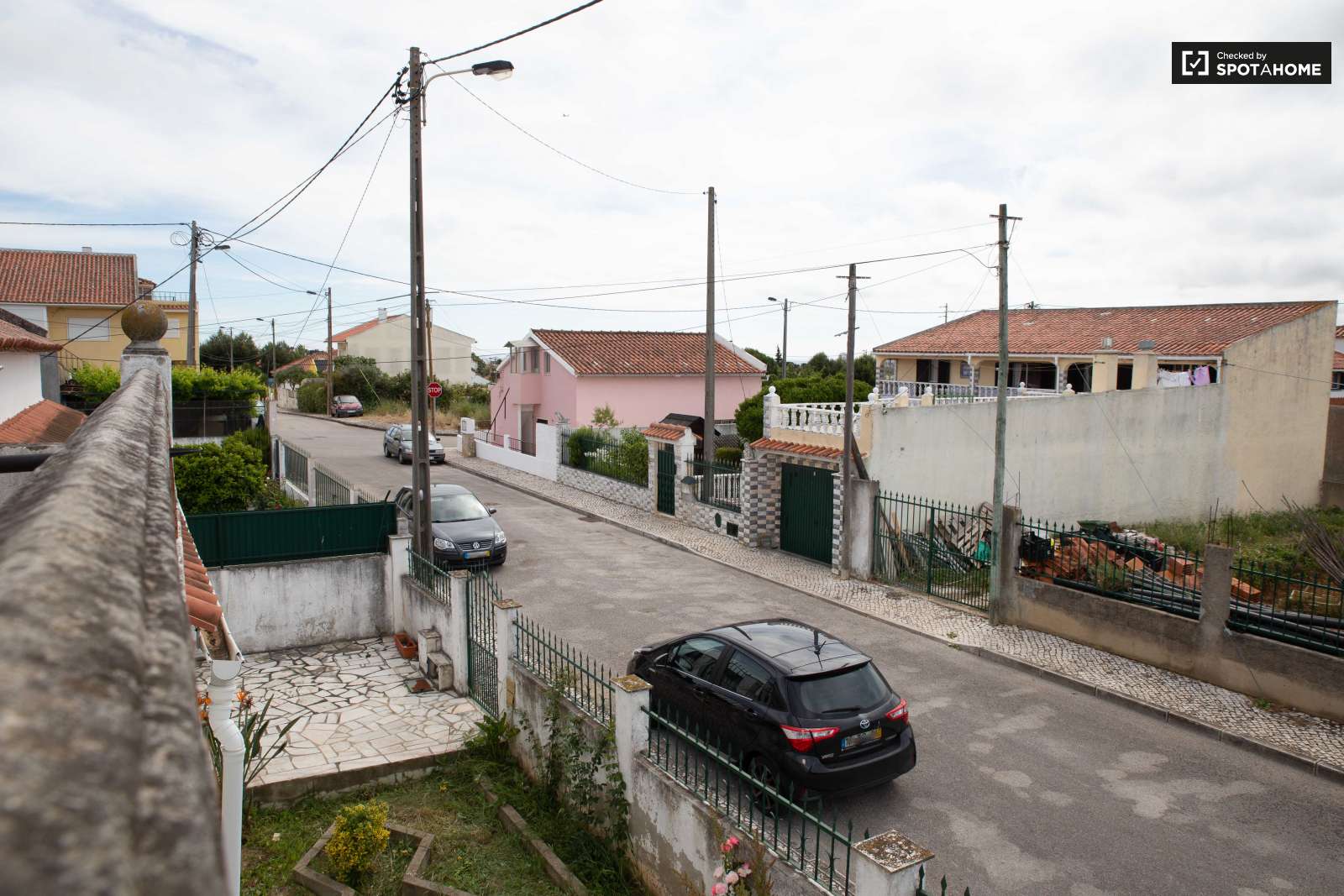 Double bed in Spacious rooms for rent in 5-bedroom house in Sao Domingos de Rana