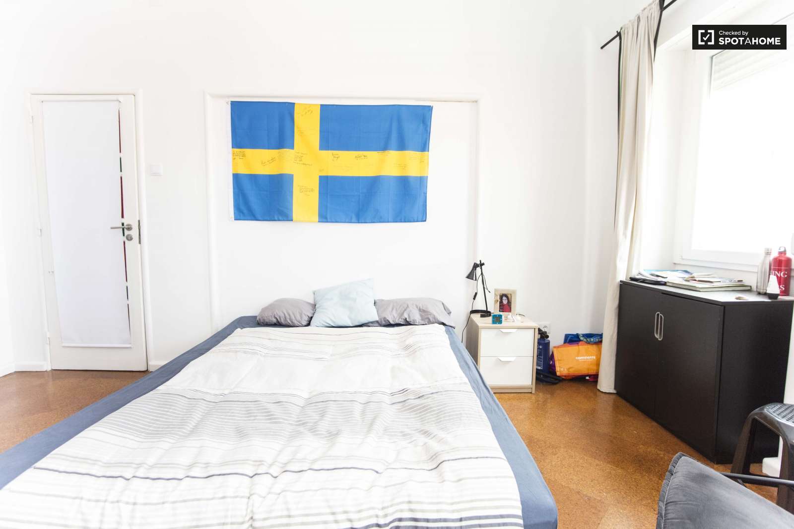 Double bed in Furnished rooms for rent in spacious 10-bedroom apartment in Arroios