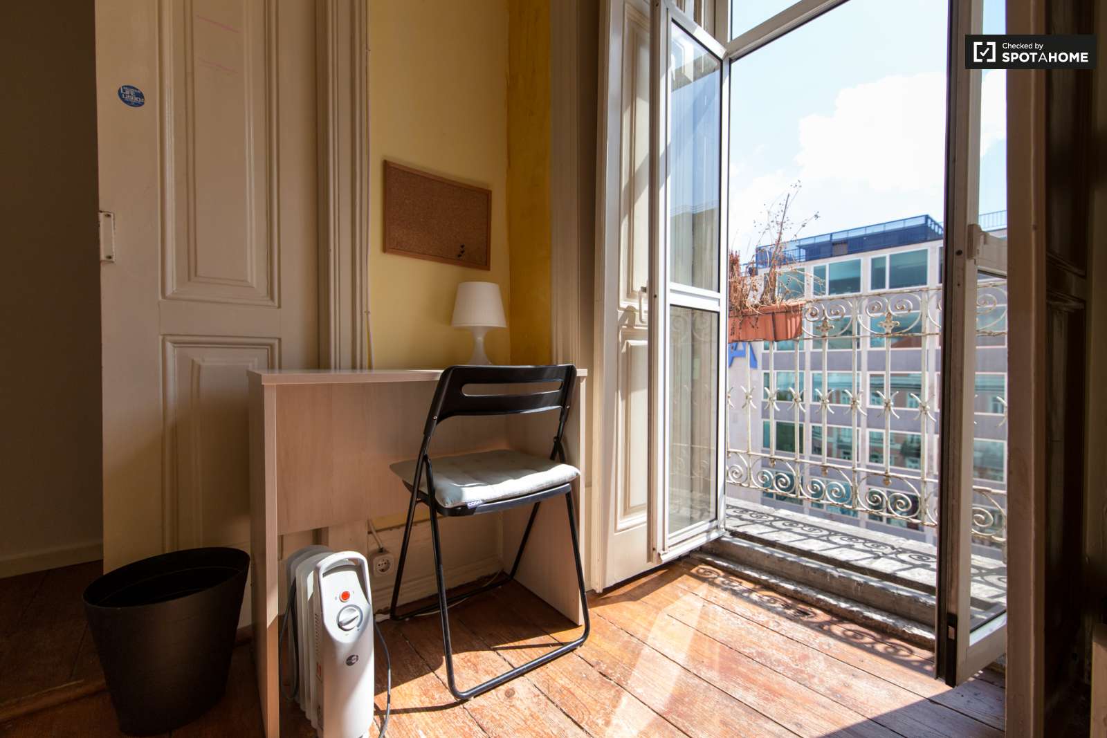 Cozy room in the city centre of Lisbon