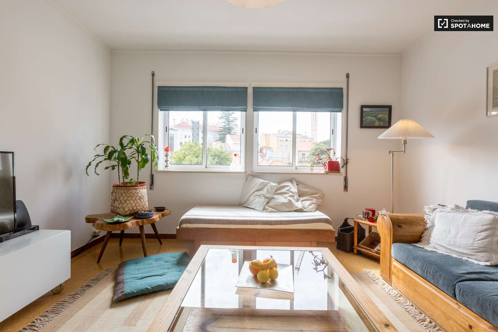 Delightful 1-bedroom apartment with parking garage for rent in Graça e São Vicente