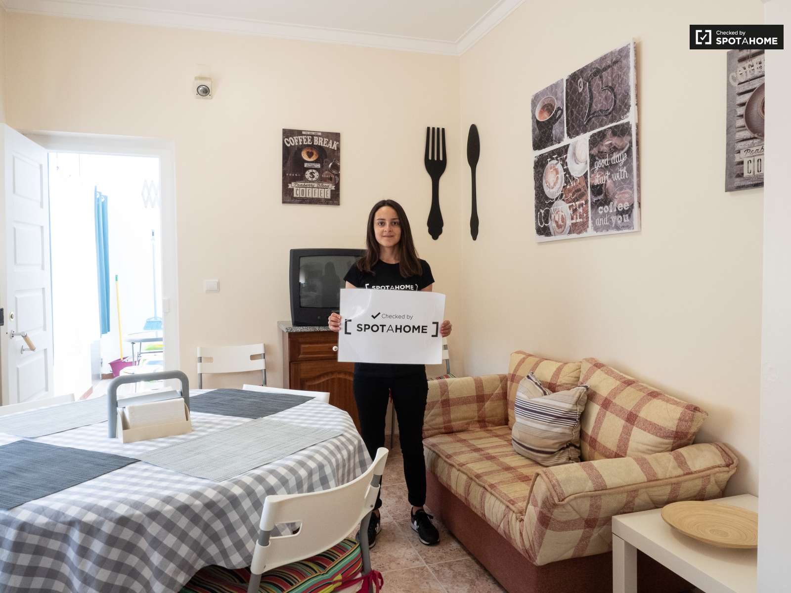 Single Bed in Rooms for rent in spacious 4-bedroom apartment in Corroios