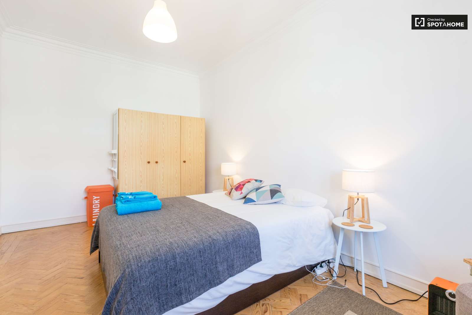 Quarto Sotão bonito para alugar em apartamento de 3 quartos no badalado Bairro Alto