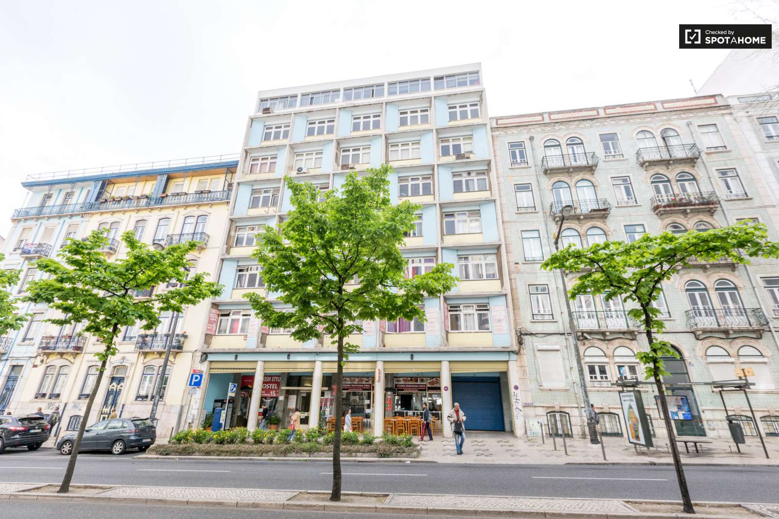 Quarto com casa banho privada para 2 pessoas. A 20 minutos da baixa da cidade.