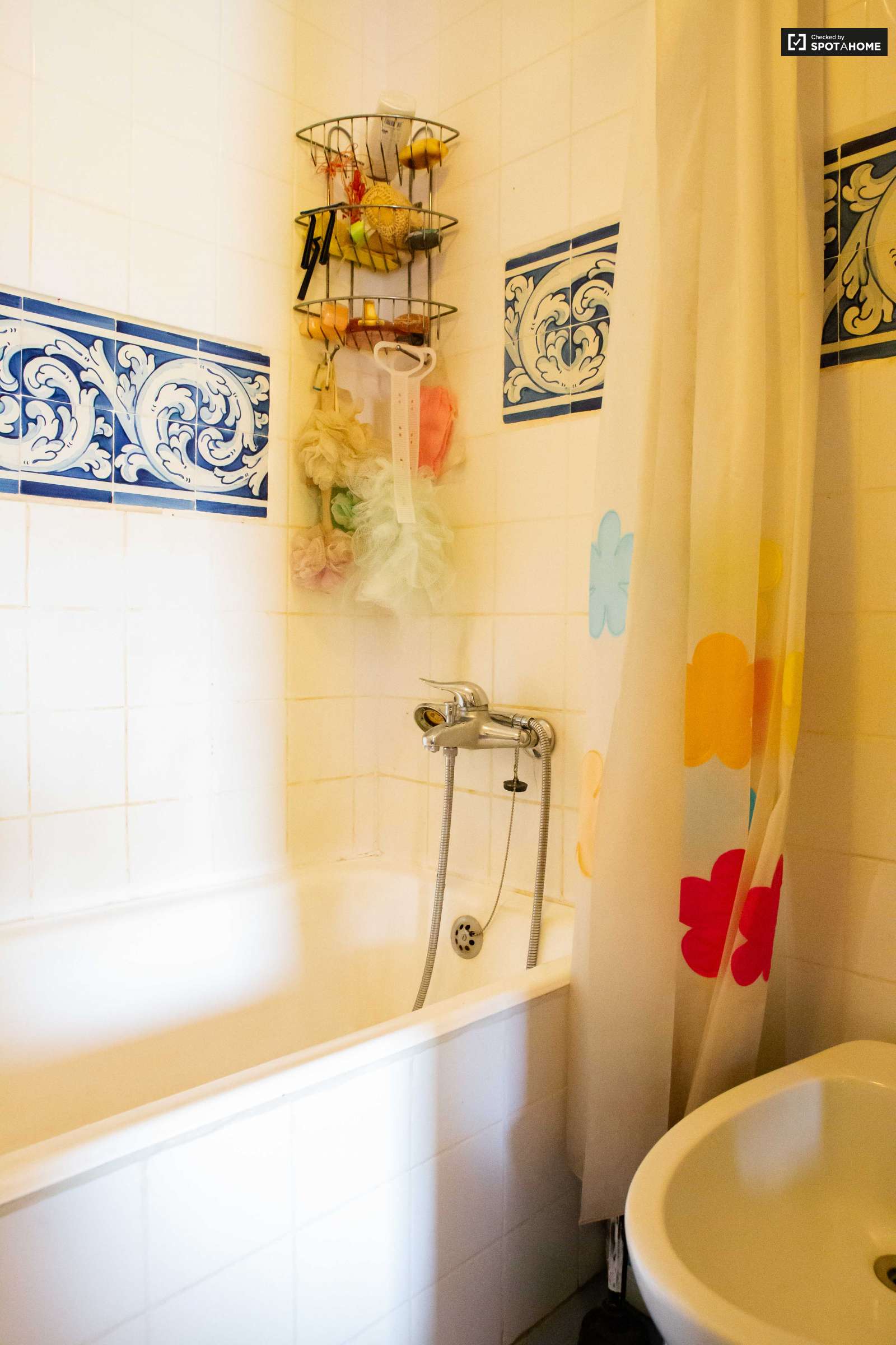 Colourful studio apartment for rent in Estoril