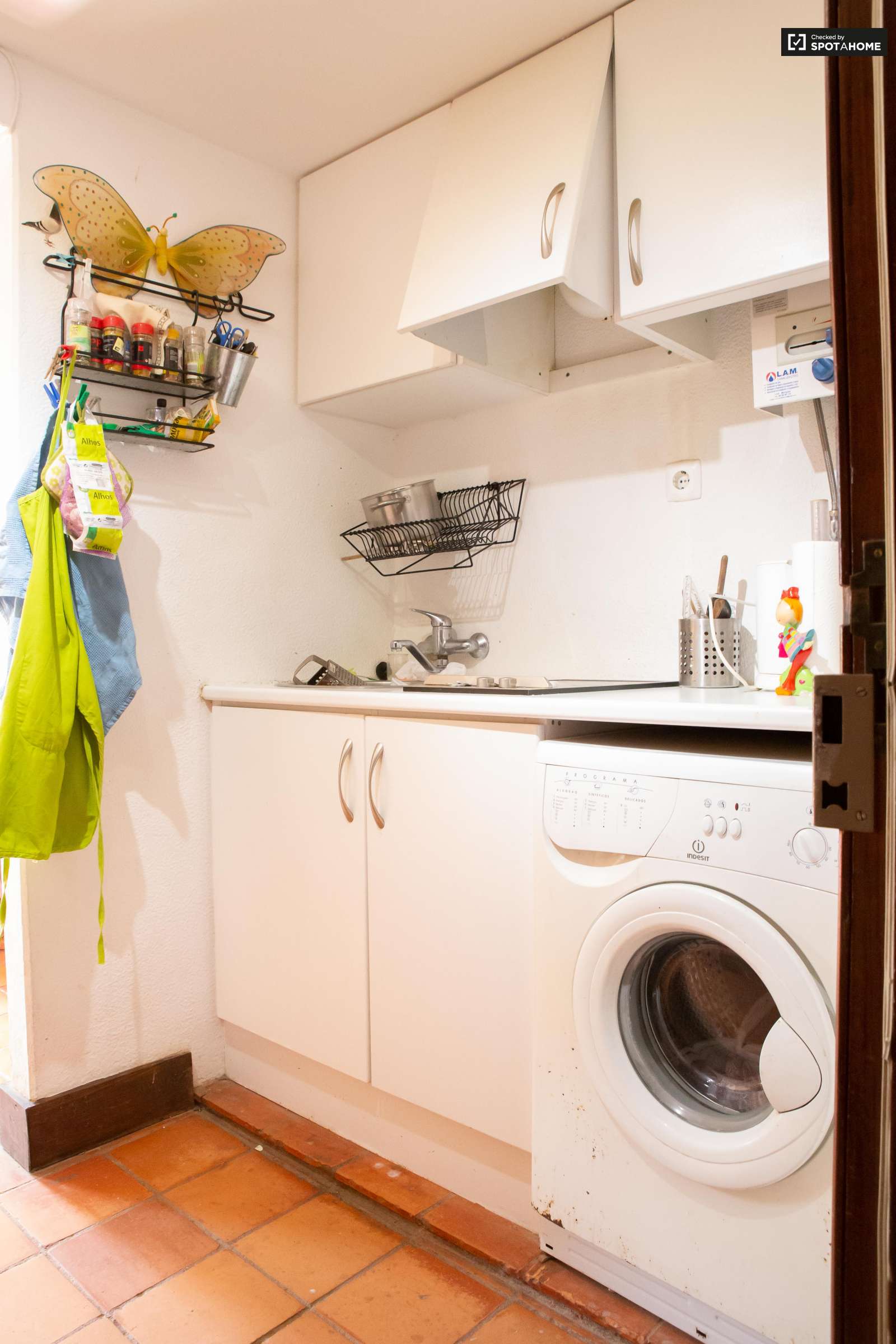 Colourful studio apartment for rent in Estoril