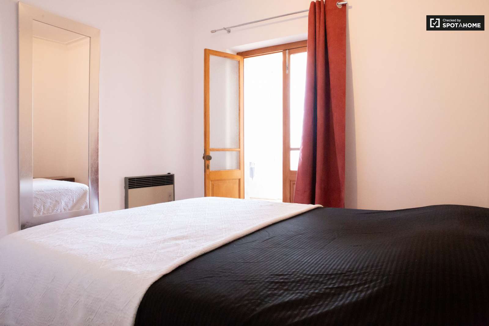 Double bed in Rooms for rent in charming 5-bedroom house in Estoril