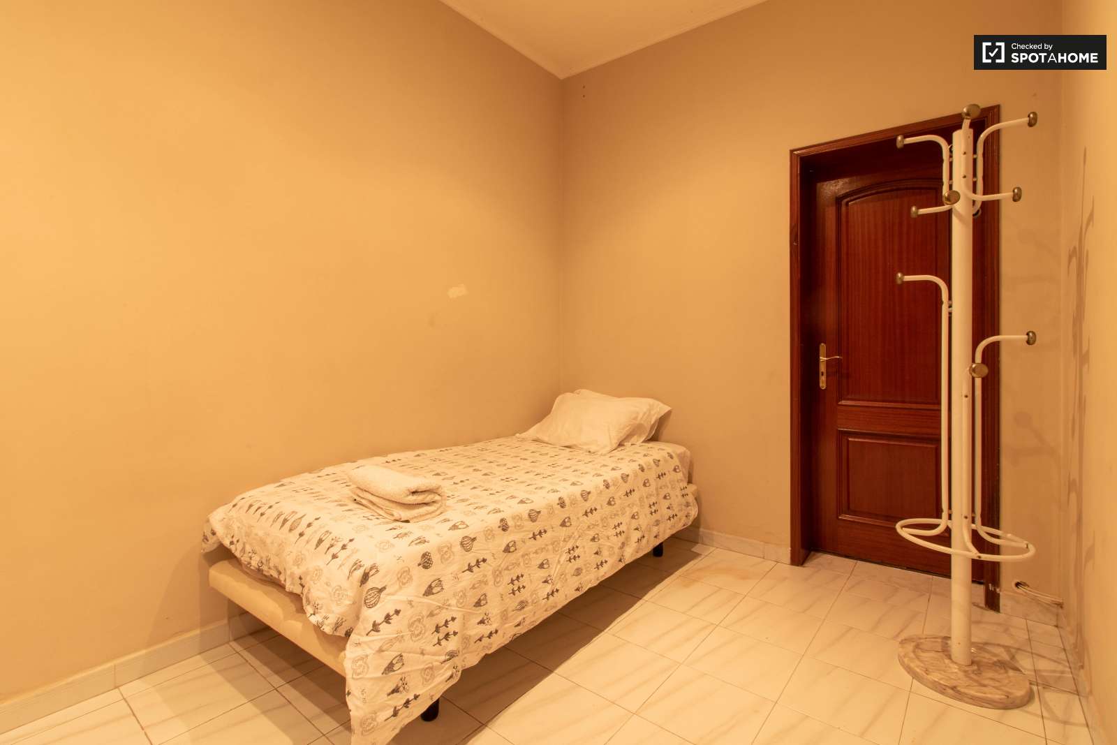 Spacious 2-bedroom apartment for rent in Arroios