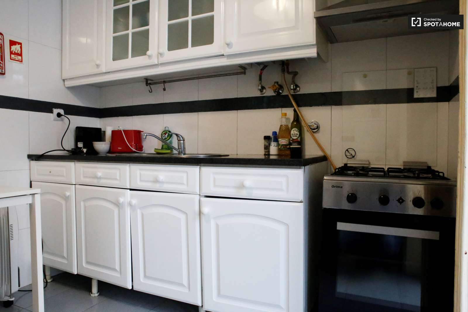 Excellent 3-bedroom apartment for rent near Feira da Ladra in Graça