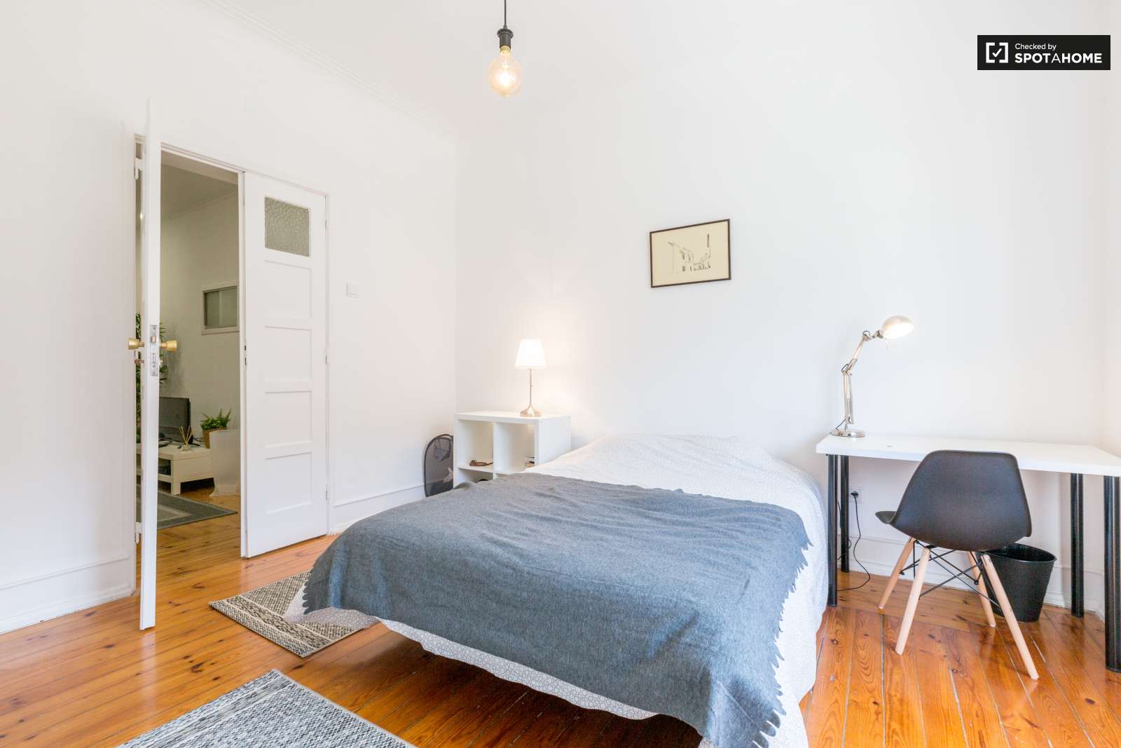 Double bed in Rooms for rent in beautiful 6-bedroom apartment near Roma-Areeiro train station