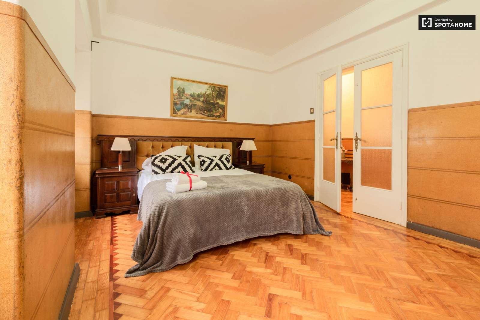 Double bed in Rooms for rent in spacious 5-bedroom apartment in Arroios