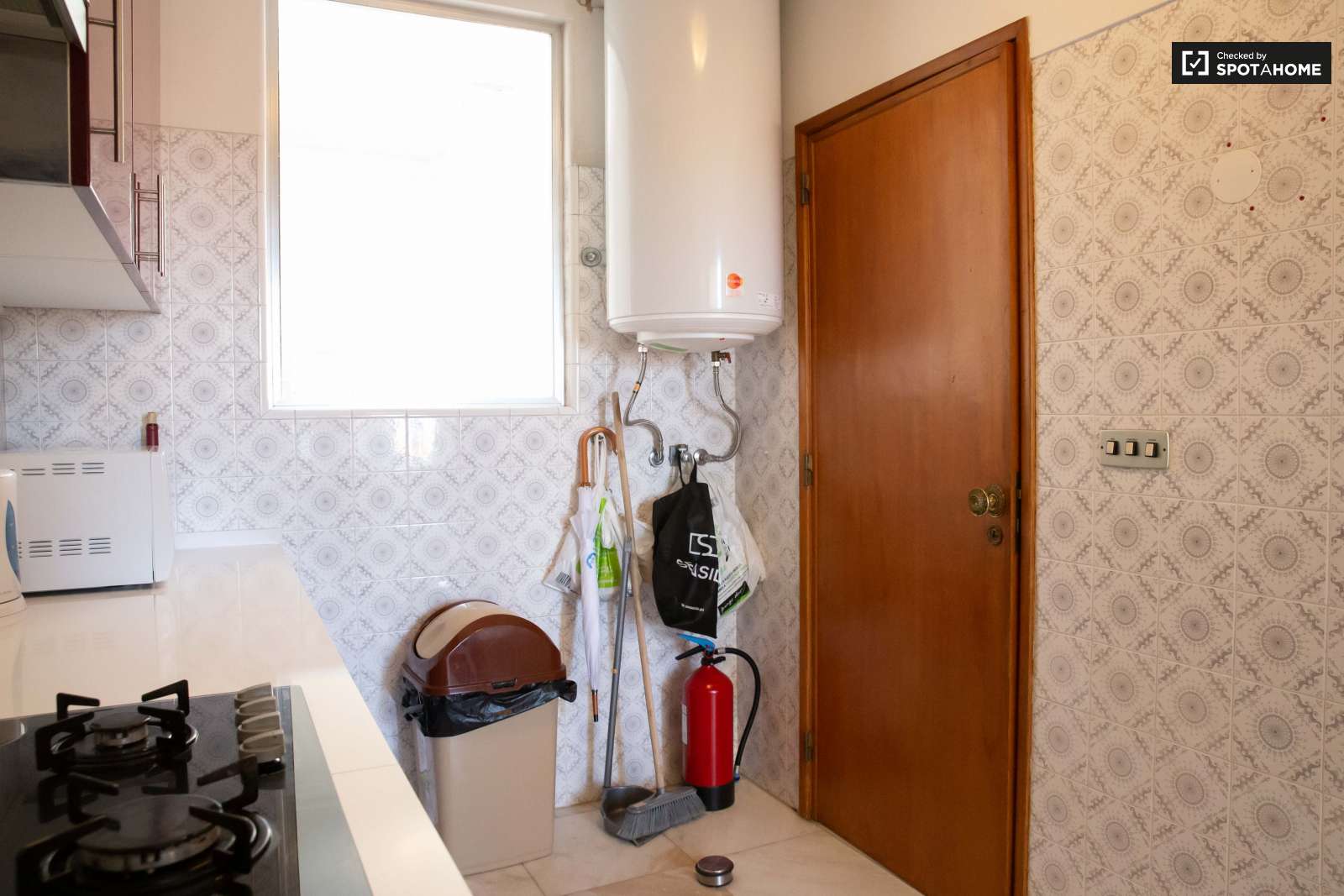 Double bed in Rooms for rent in charming 5-bedroom house in Estoril