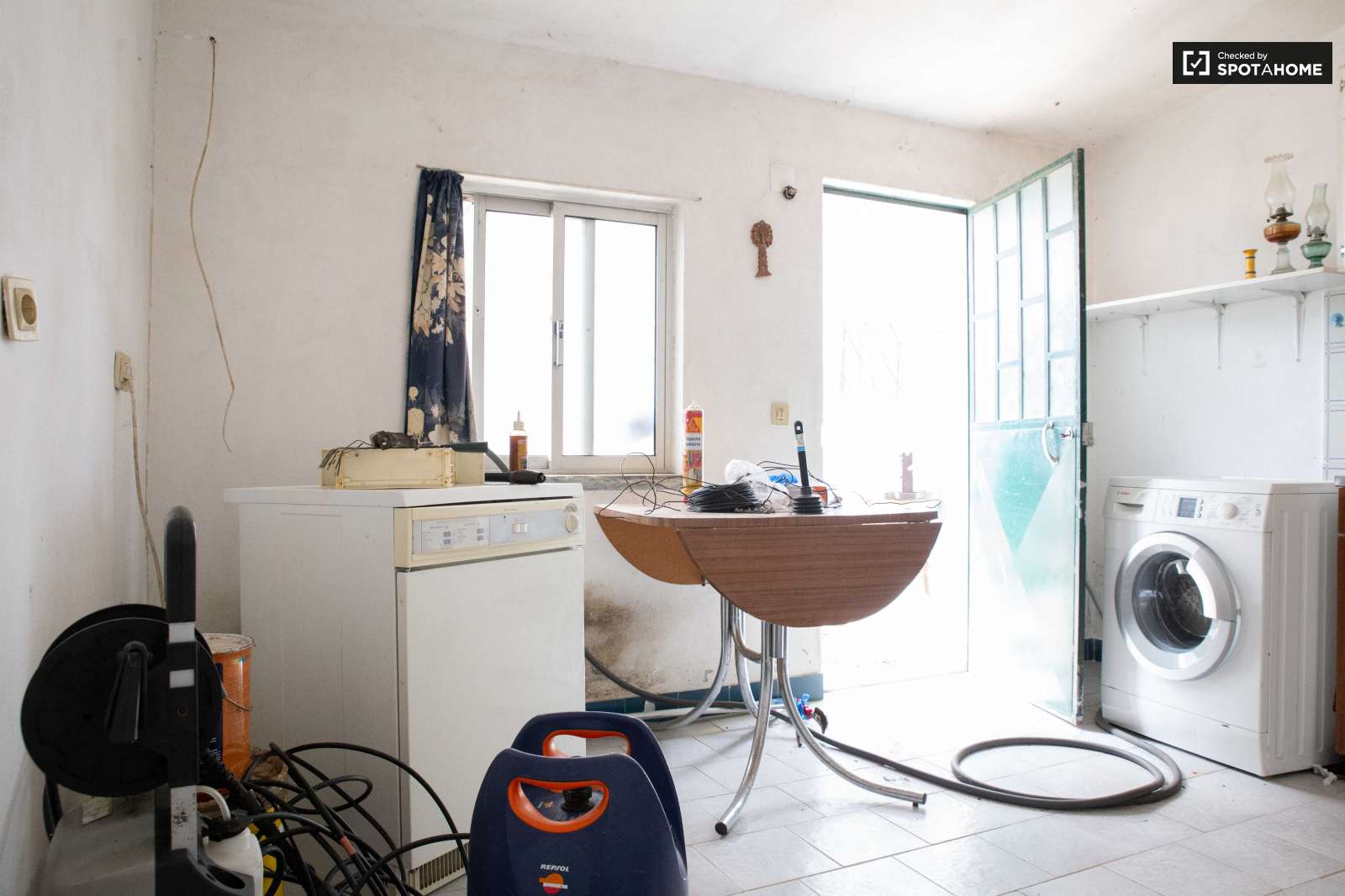 Double bed in Spacious rooms for rent in 5-bedroom house in Sao Domingos de Rana