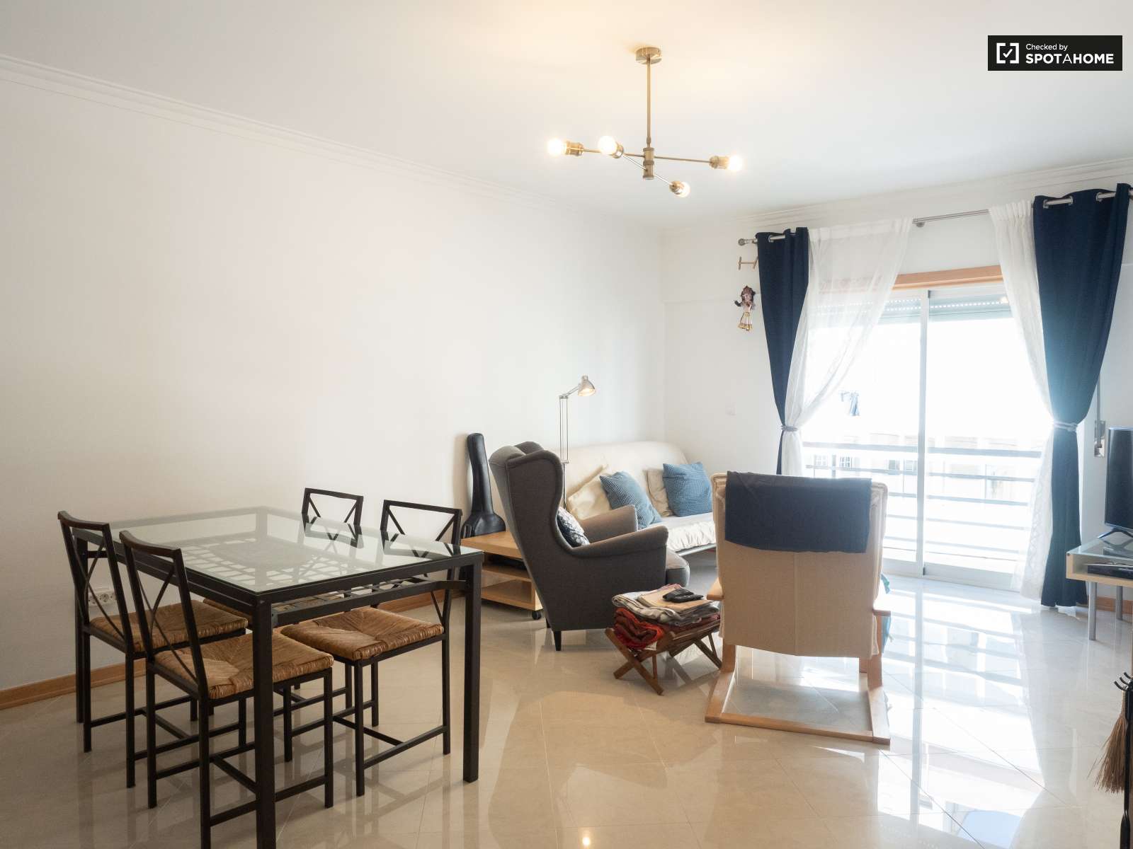 Single Bed in Sunny rooms for rent in flatshare near beach in Costa da Caparica