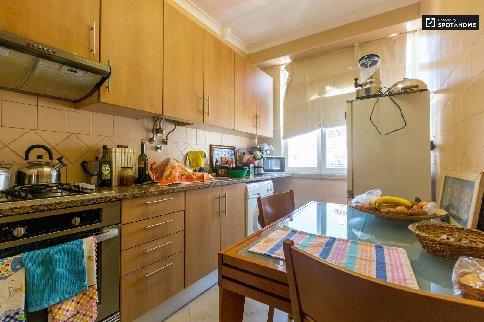 Quarto grande, com muita luz natural e uma varanda fechada. A 15 minutos do Maquês de Pombal em autocarro.