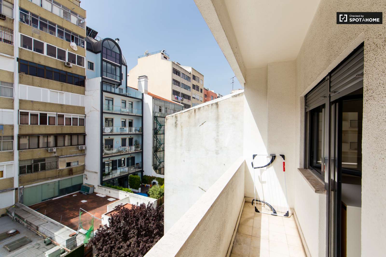 Single Bed in Furnished rooms for rent in super cool shared students residence in Avenidas Nova