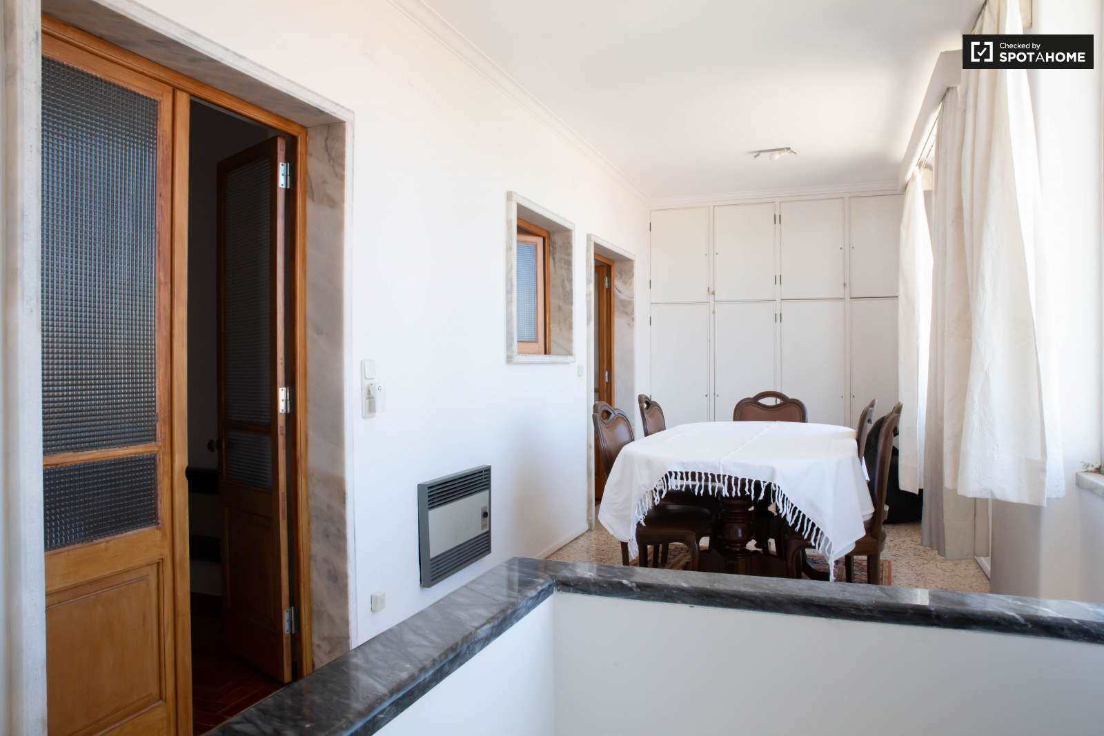 Double bed in Rooms for rent in charming 5-bedroom house in Estoril
