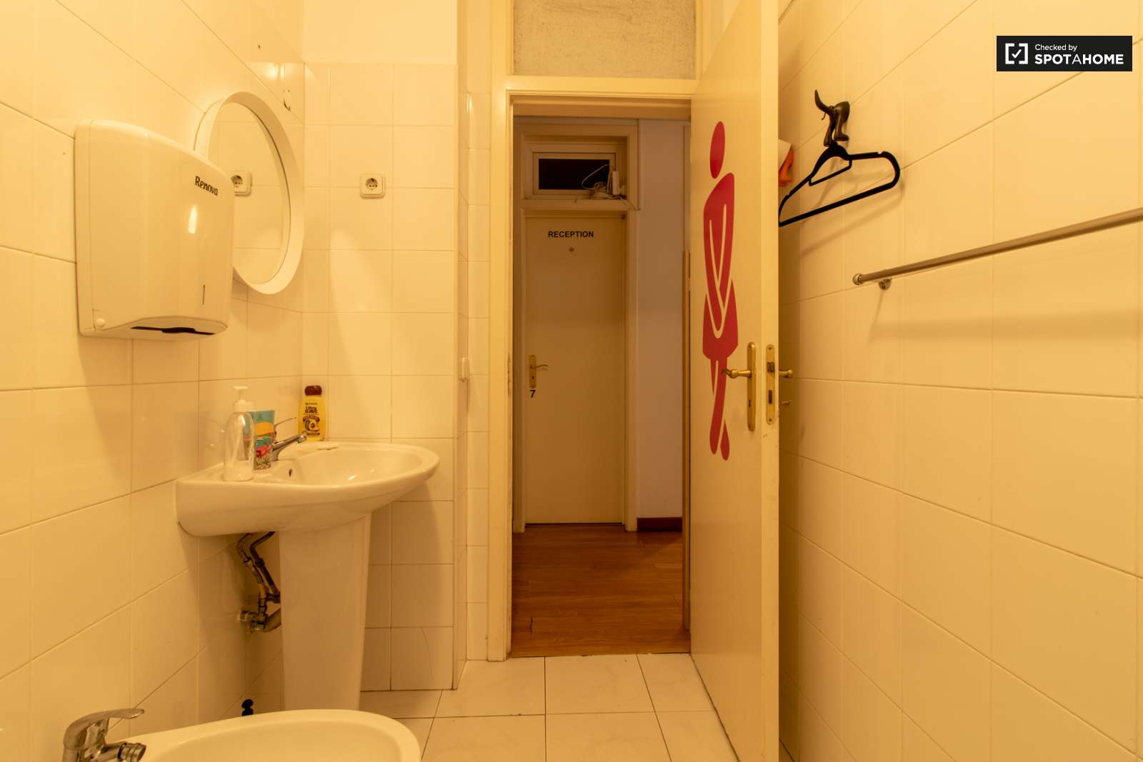 Double bed in Spacious rooms for rent in 6-bedroom apartment in Arroios