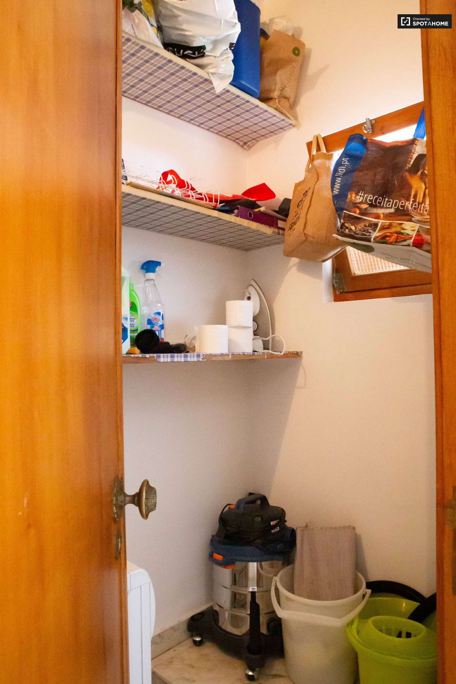 Double bed in Rooms for rent in charming 5-bedroom house in Estoril