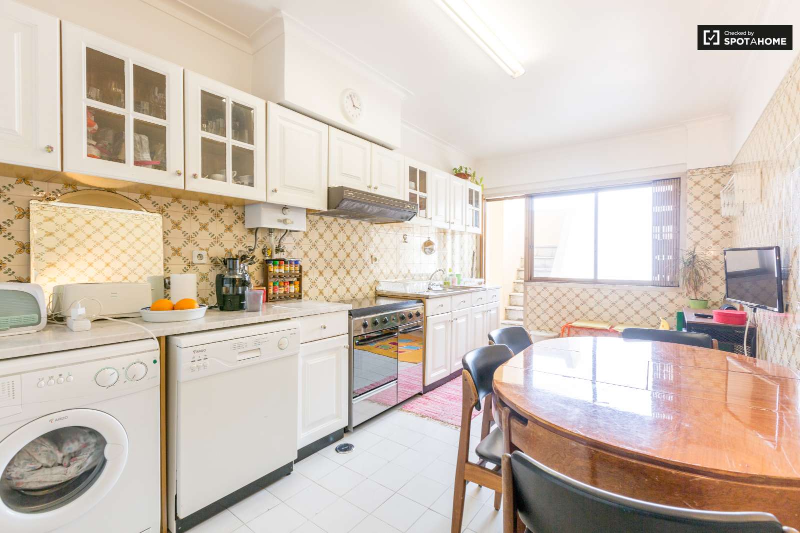 Single Bed in Room for rent in bright 2-bedroom apartment in São Jõao