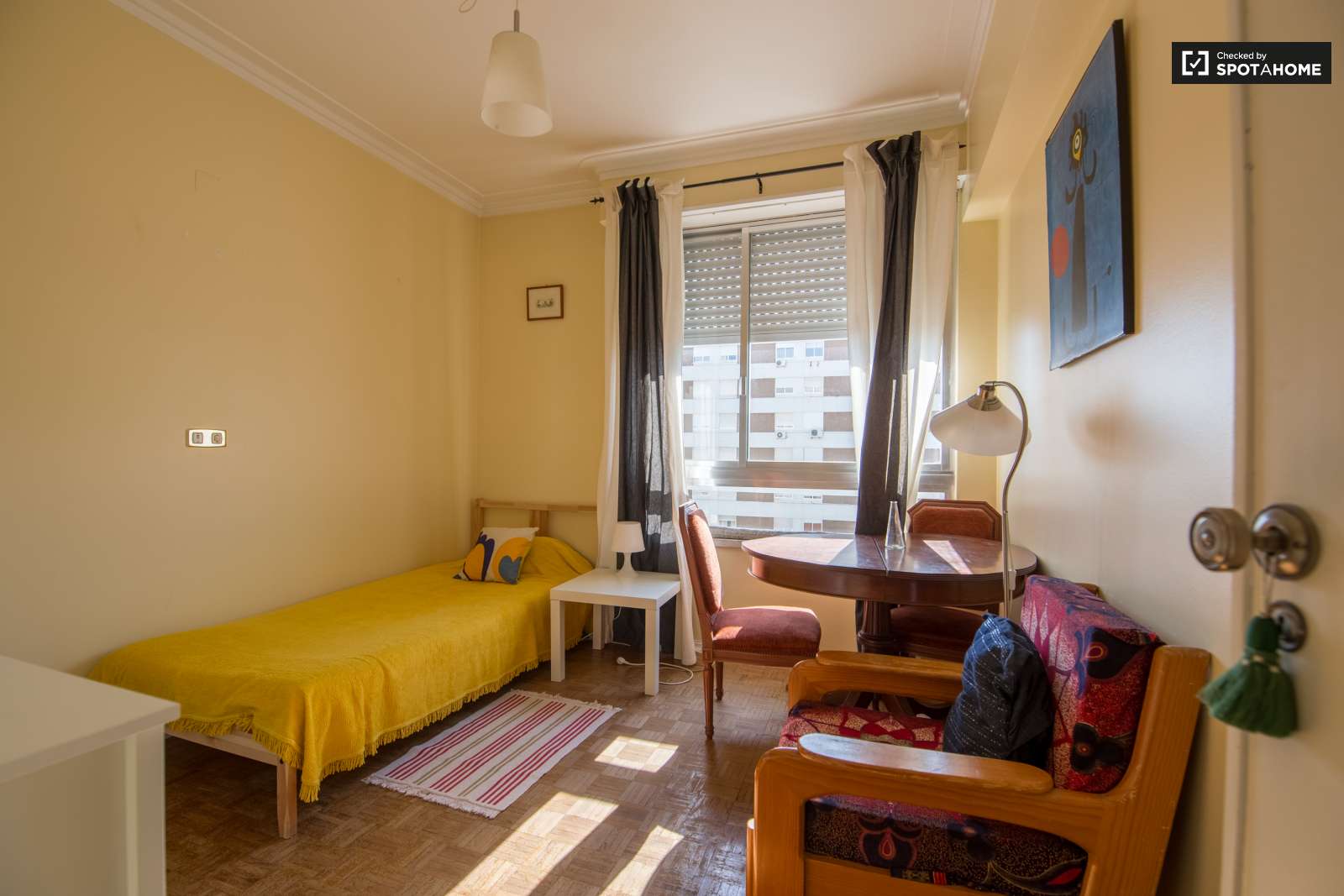 Single Bed in Rooms for rent in 3-bedroom apartment with AC in Portela