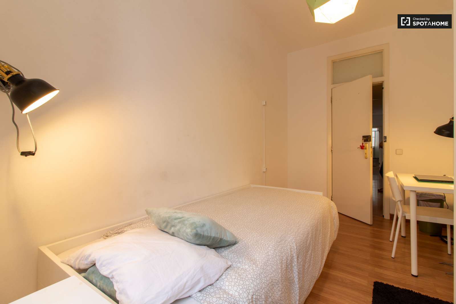 Double bed in Spacious rooms for rent in 6-bedroom apartment in Arroios