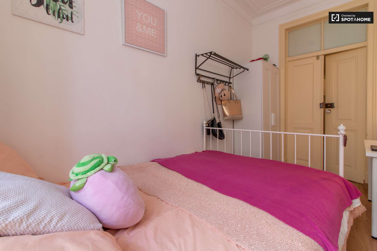 Double bed in Spacious rooms for rent in 6-bedroom apartment in Arroios