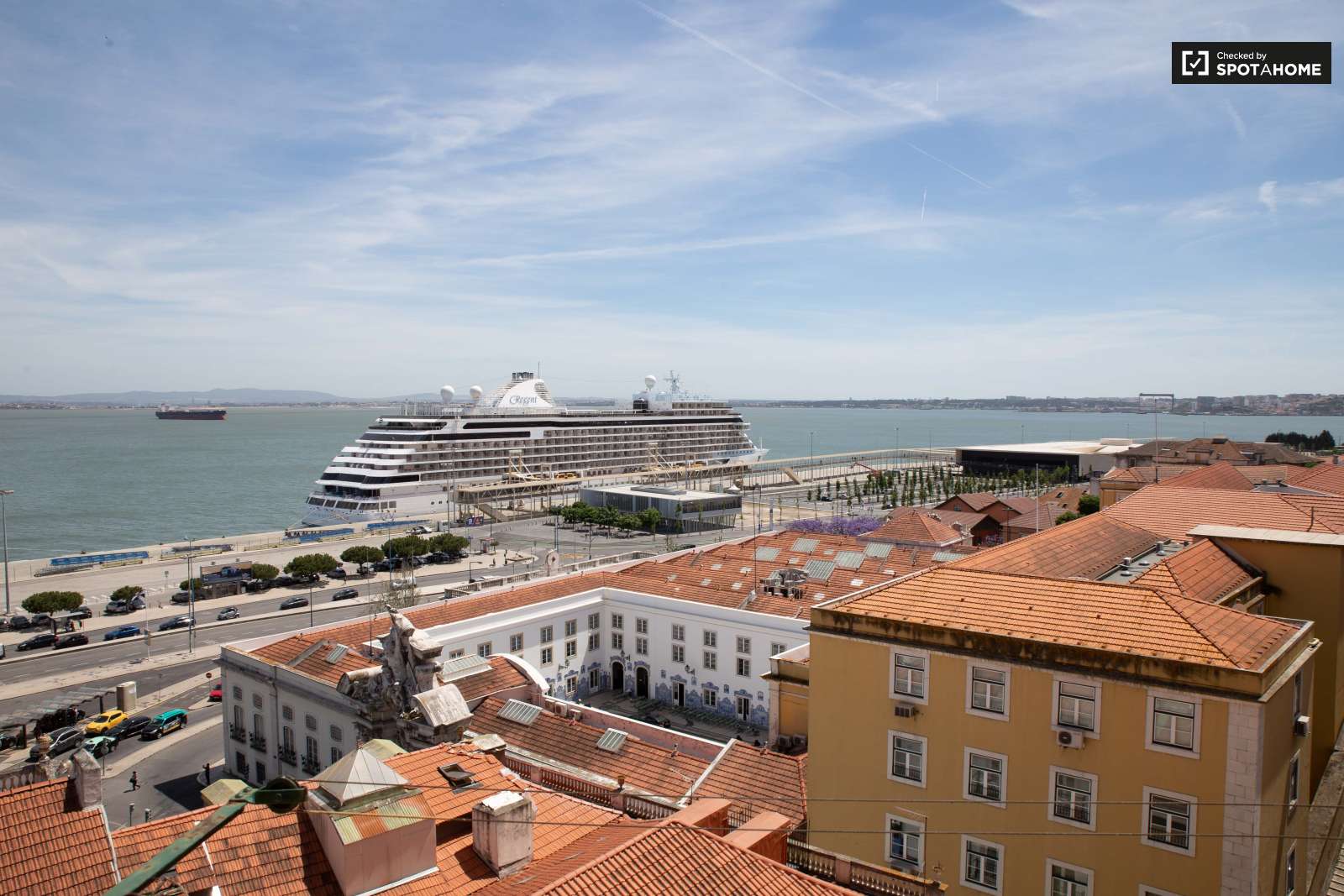 Renovated 3-bedroom apartment for rent in Graça e São Vicente