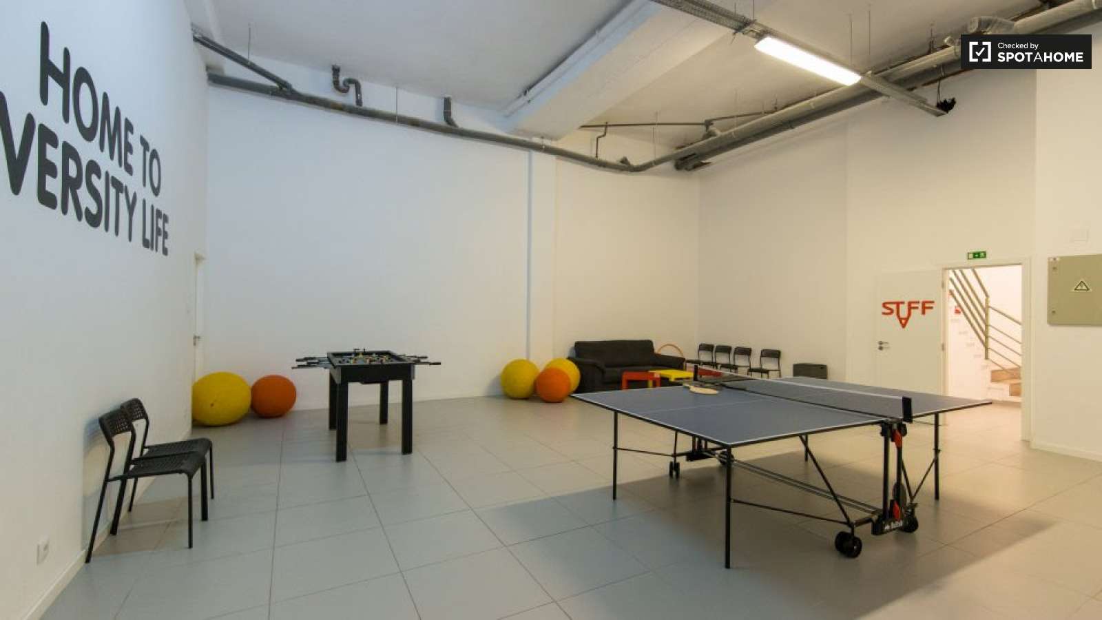 Double bed in Rooms for rent in 5-bedroom apartment near National Library of Portugal in Alvalade