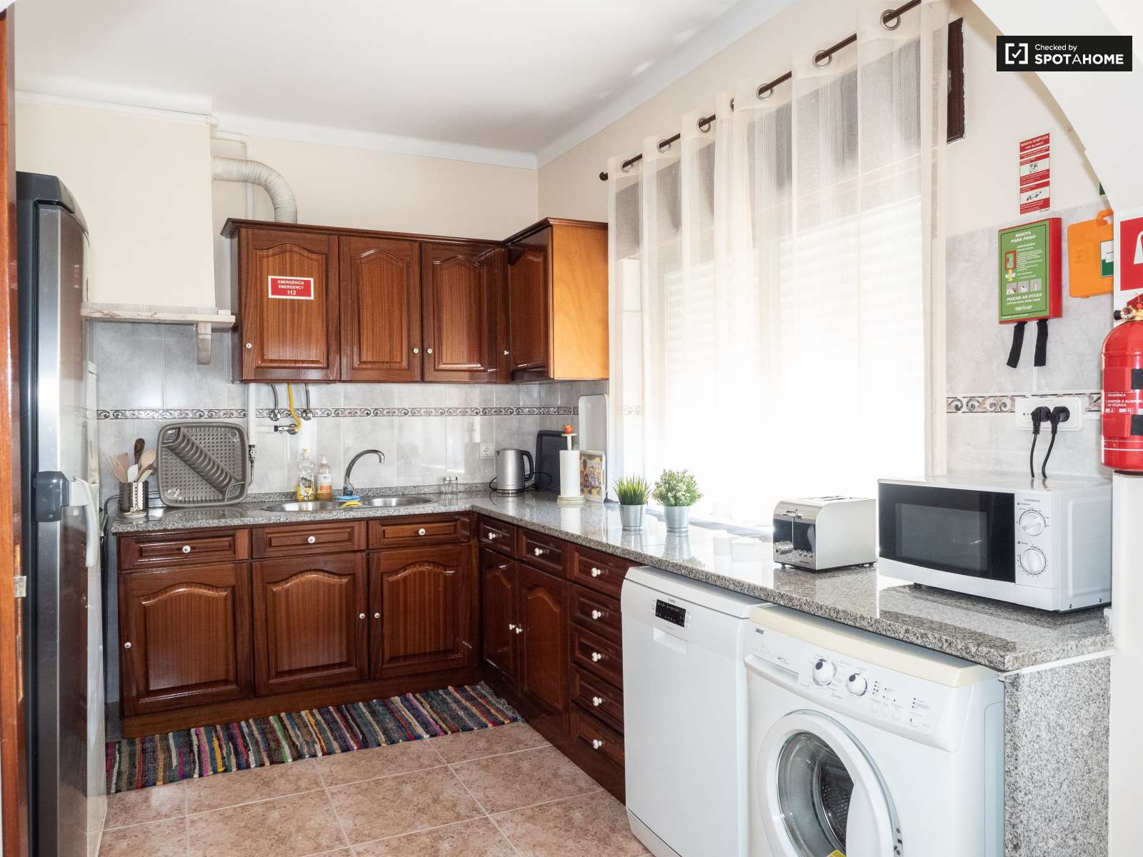 Single Bed in Rooms for rent in spacious 4-bedroom apartment in Corroios